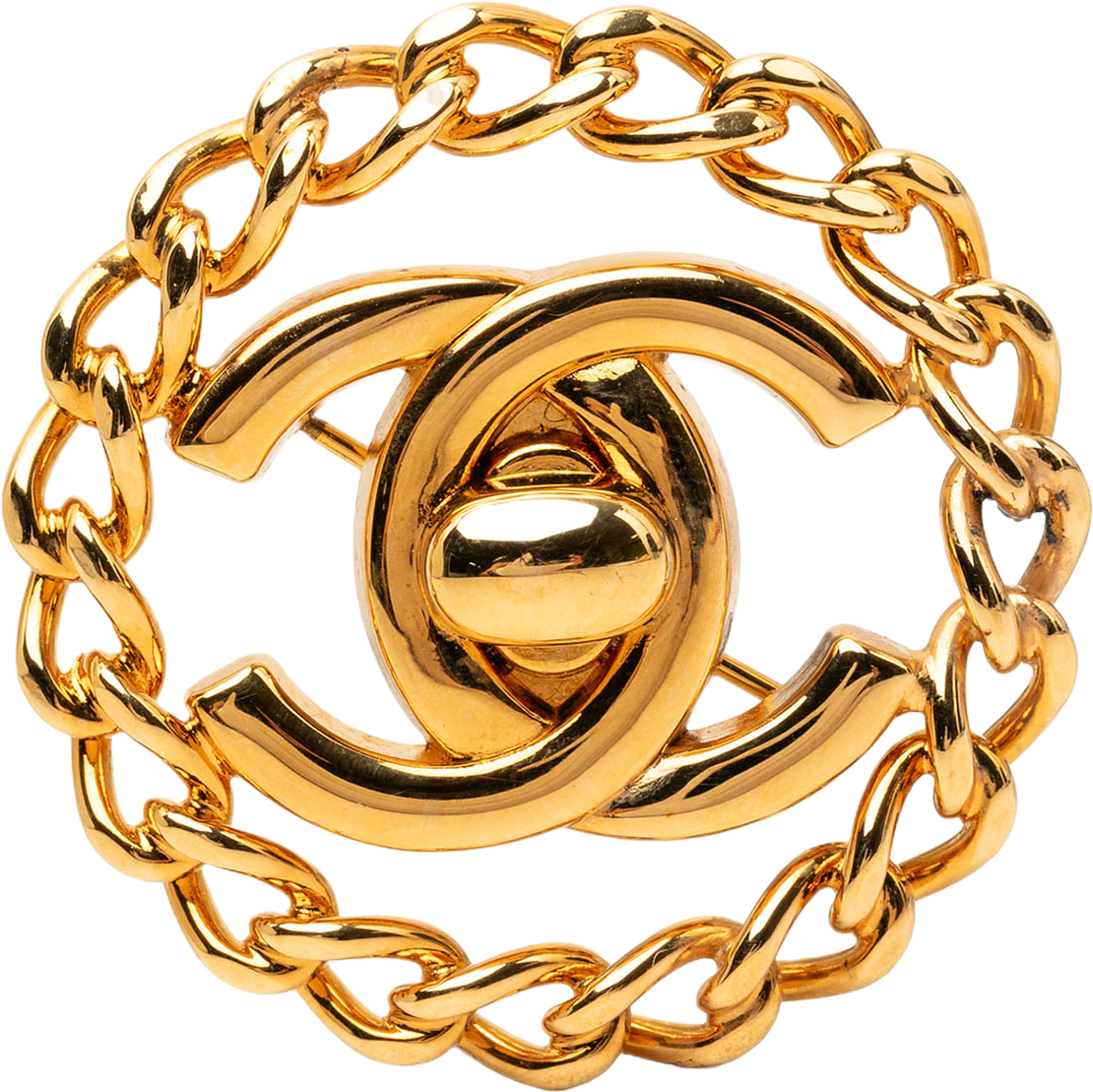Chanel Cc Gold Plated Turn Lock Chain Round Brooch, från Luxclusif, i färgen guld. Klicka för att öppna bilden i stort format