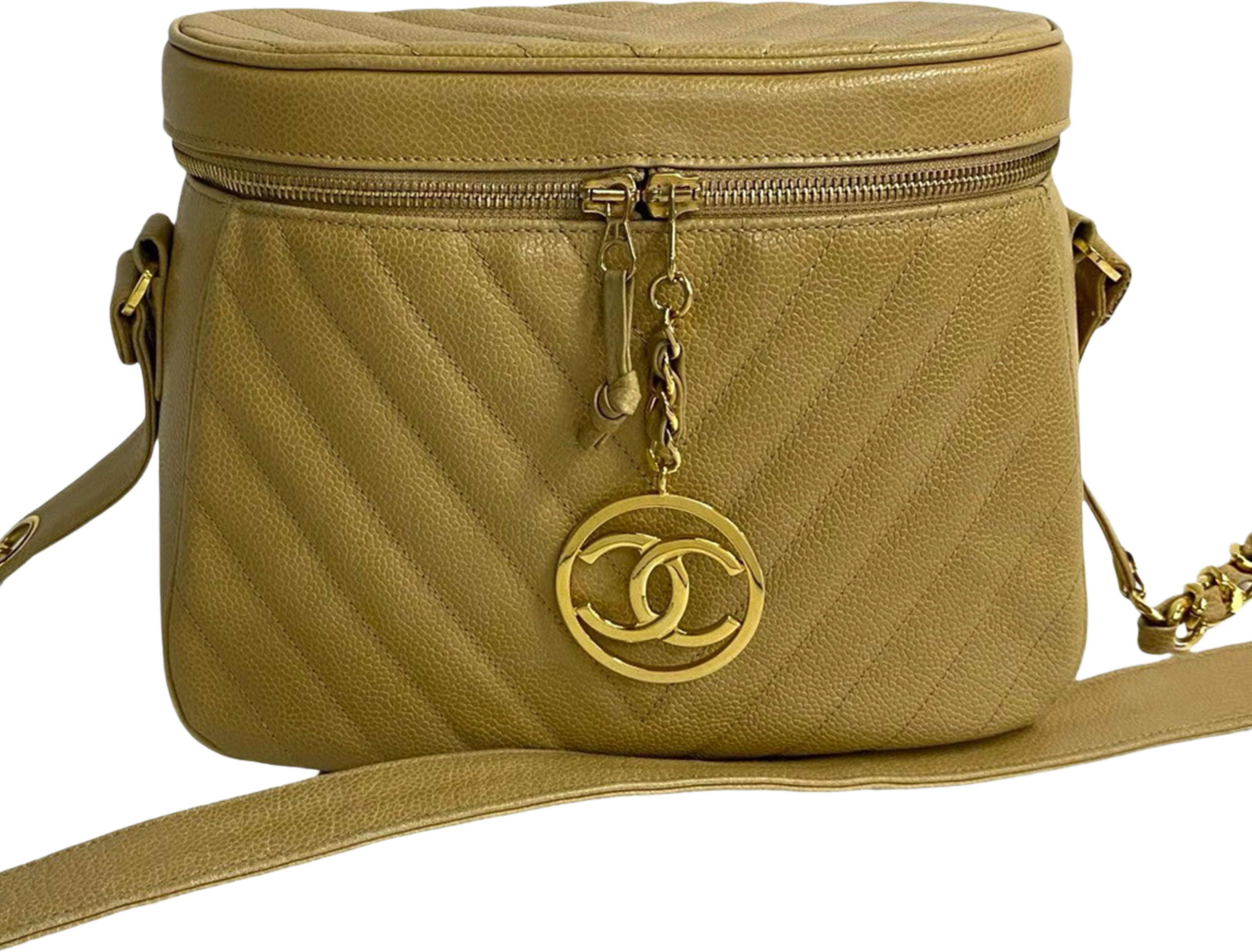 Chanel Cc Chevron Caviar Vanity Case With Chain, från Luxclusif, i färgen beige. Klicka för att öppna bilden i stort format