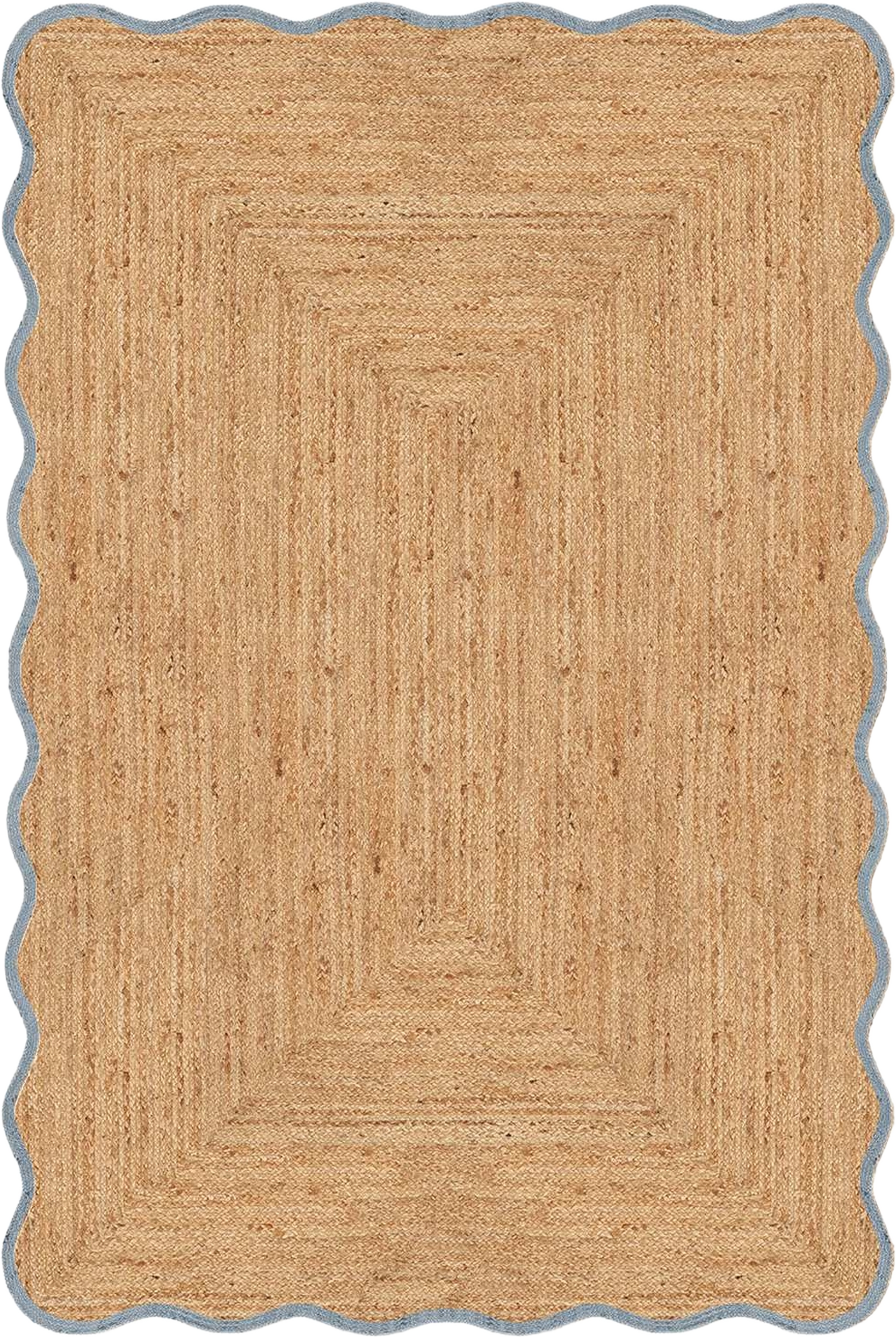 Scallop Jute Matta Misty Blue, från Layered, i färgen misty blue. Klicka för att öppna bilden i stort format