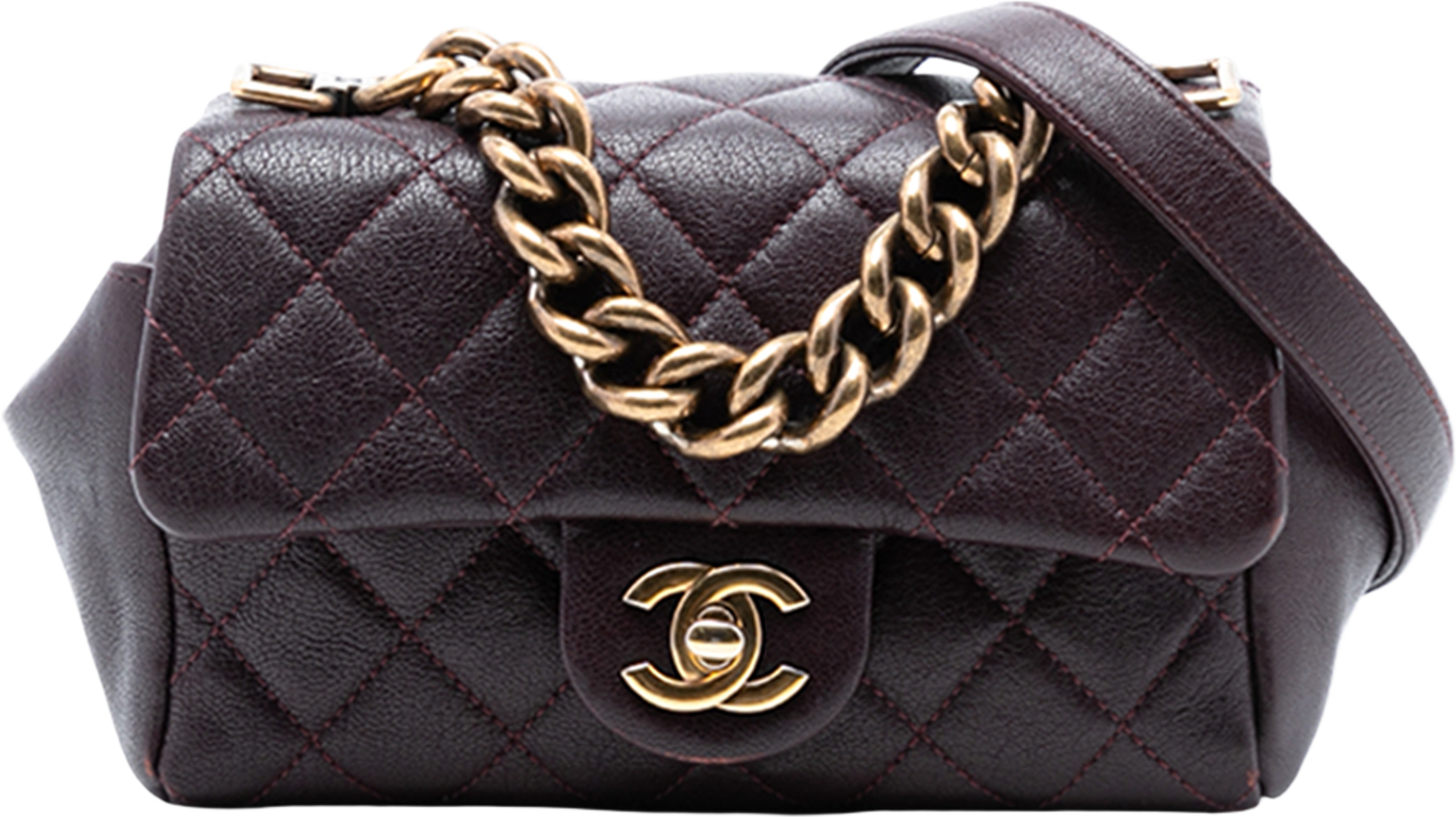 Chanel Mini Quilted Sheepskin Trapezio Flap, från Luxclusif, i färgen burgundy. Klicka för att öppna bilden i stort format