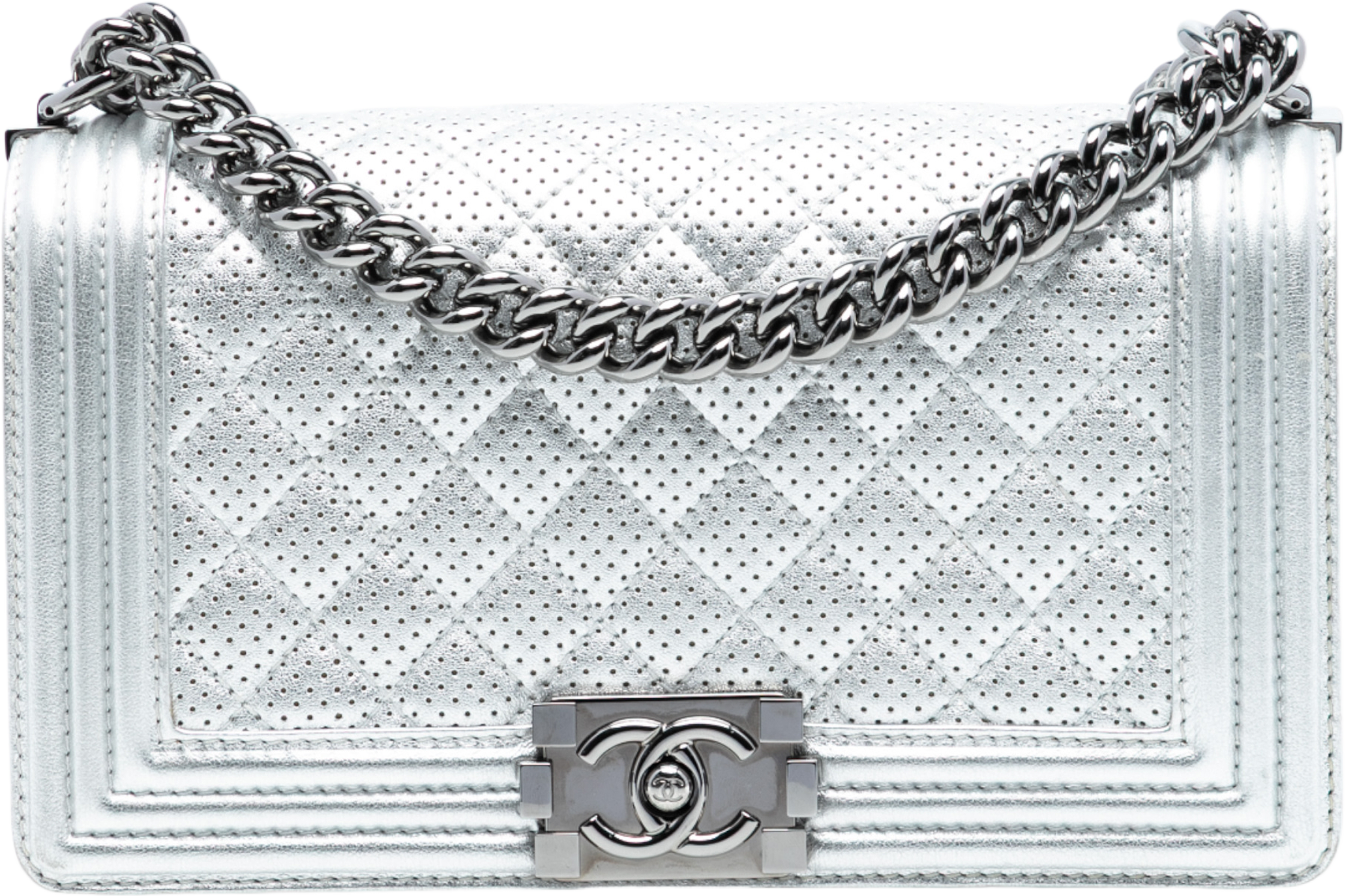 Chanel Old Medium Quilted Perforated Metallic Lambskin Boy Flap, från Luxclusif, i färgen silver. Klicka för att öppna bilden i stort format