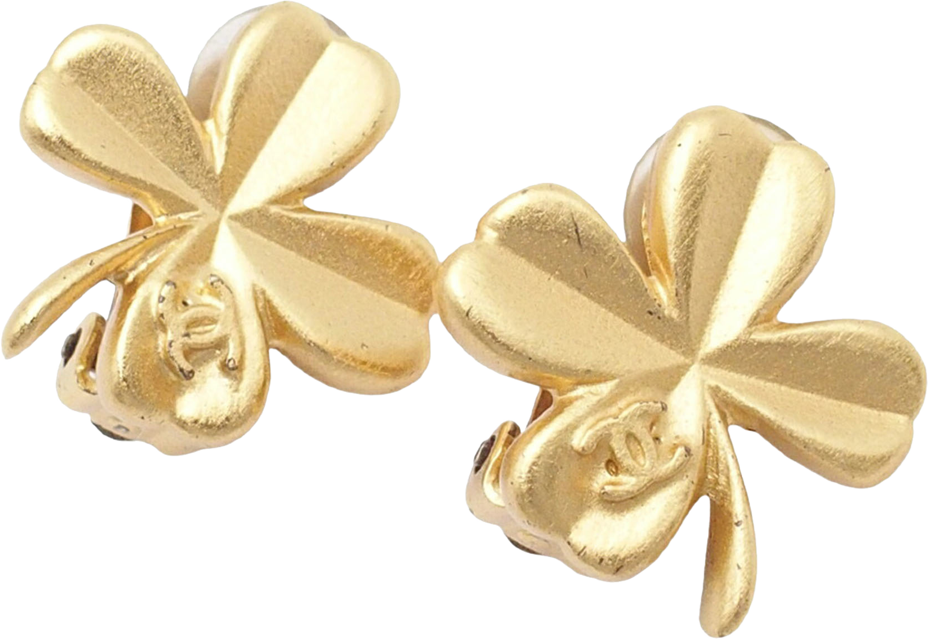 Chanel Gold Plated Cc Clover Clip On Earrings, från Luxclusif, i färgen gold. Klicka för att öppna bilden i stort format