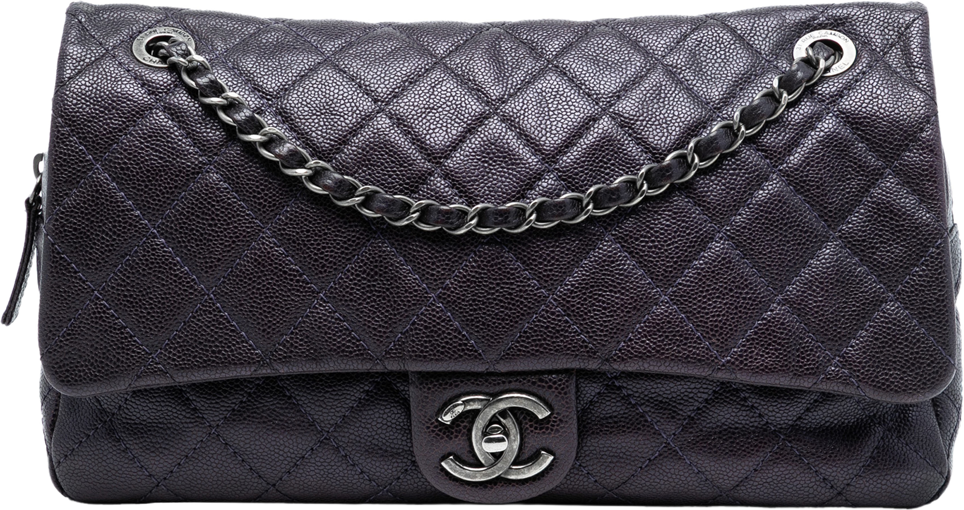 Chanel Jumbo Quilted Iridescent Caviar Easy Flap, från Luxclusif, i färgen plum. Klicka för att öppna bilden i stort format
