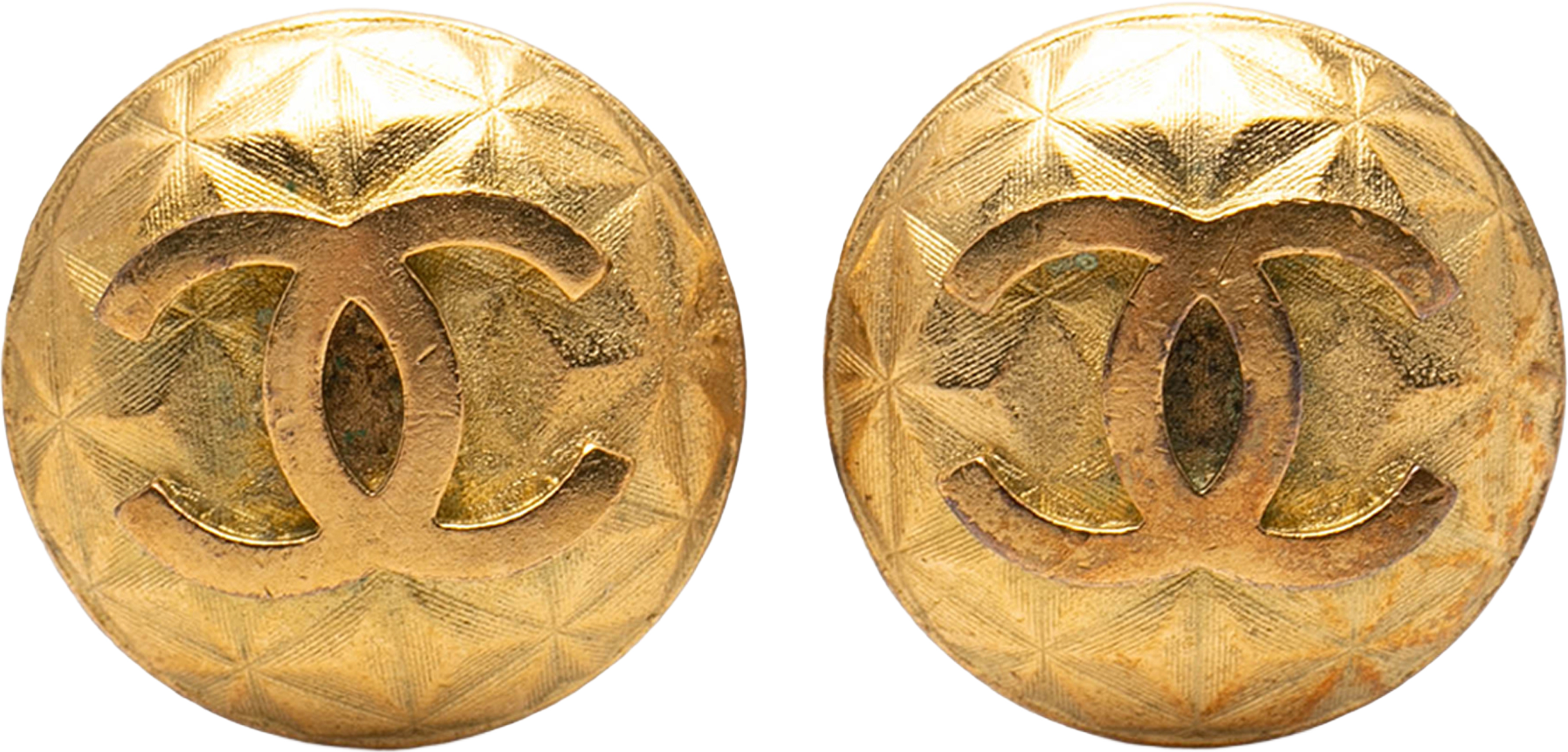 Chanel Cc Gold Plated Round Clip On Earrings, från Luxclusif, i färgen gold. Klicka för att öppna bilden i stort format