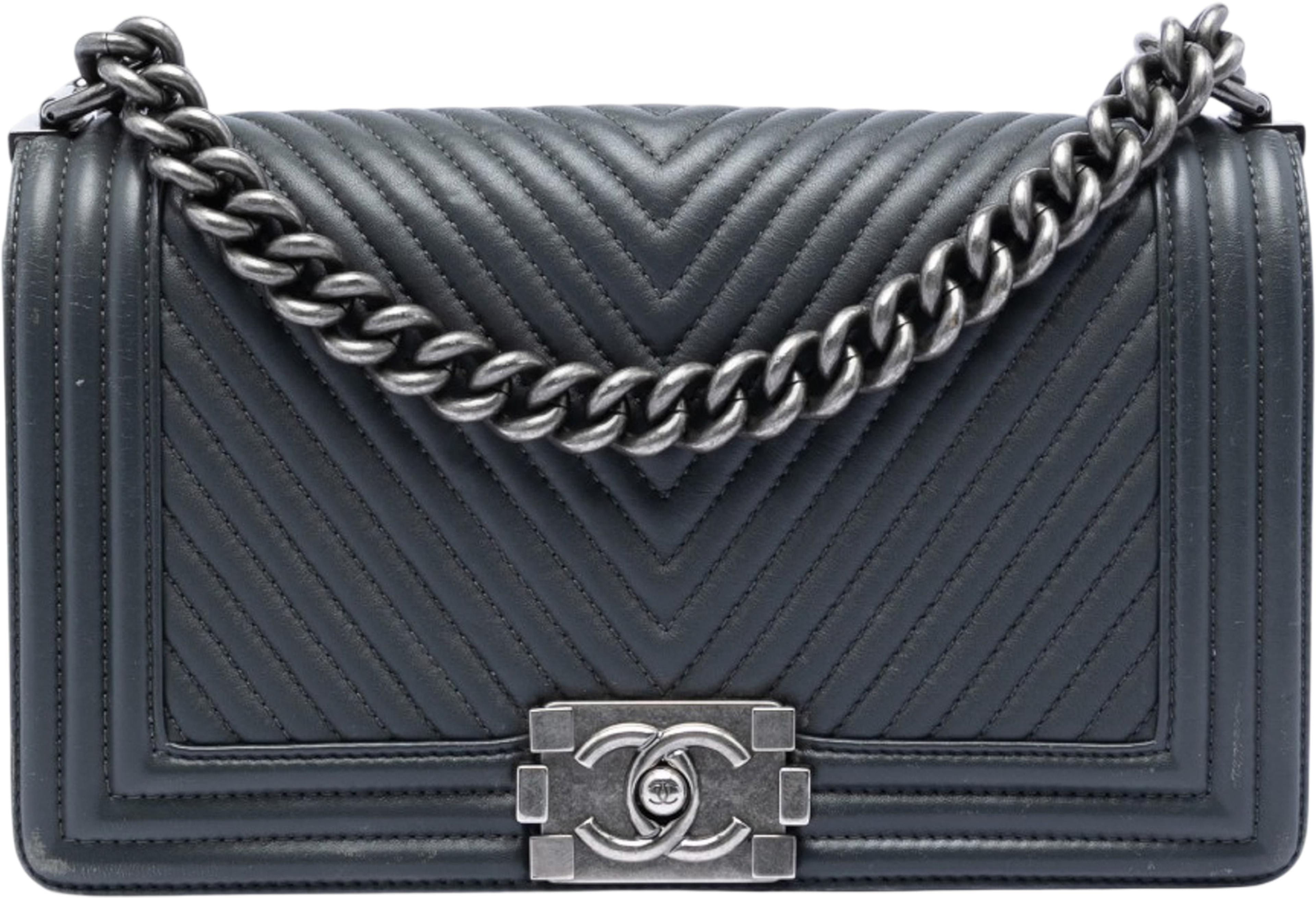 Chanel Old Medium Chevron Lambskin Boy Flap, från Luxclusif, i färgen dark gray. Klicka för att öppna bilden i stort format