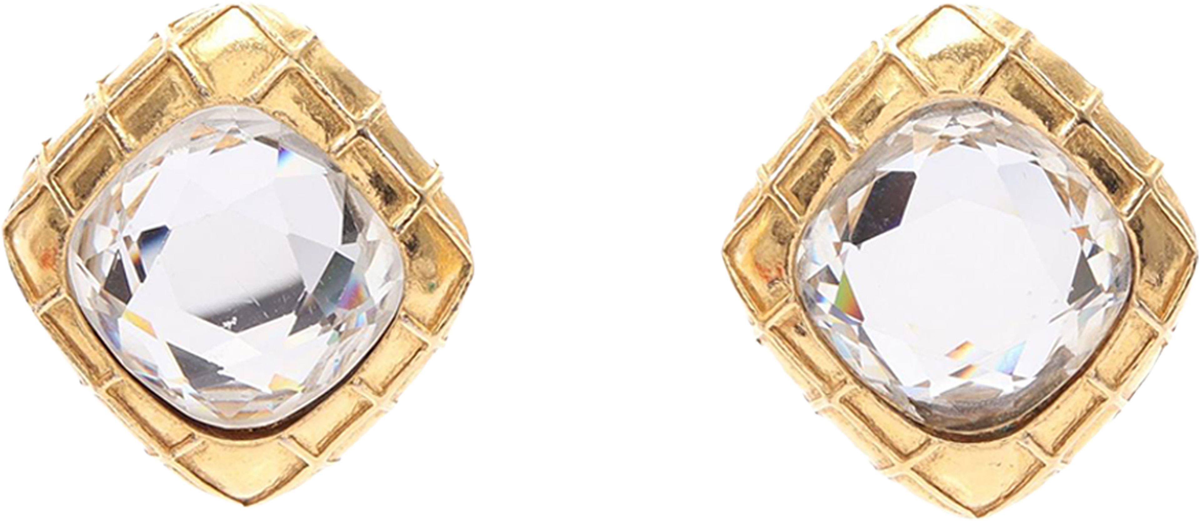 Chanel Cc Gold Plated Quilted Diamond Strass Clip On Earrings, från Luxclusif, i färgen gold. Klicka för att öppna bilden i stort format