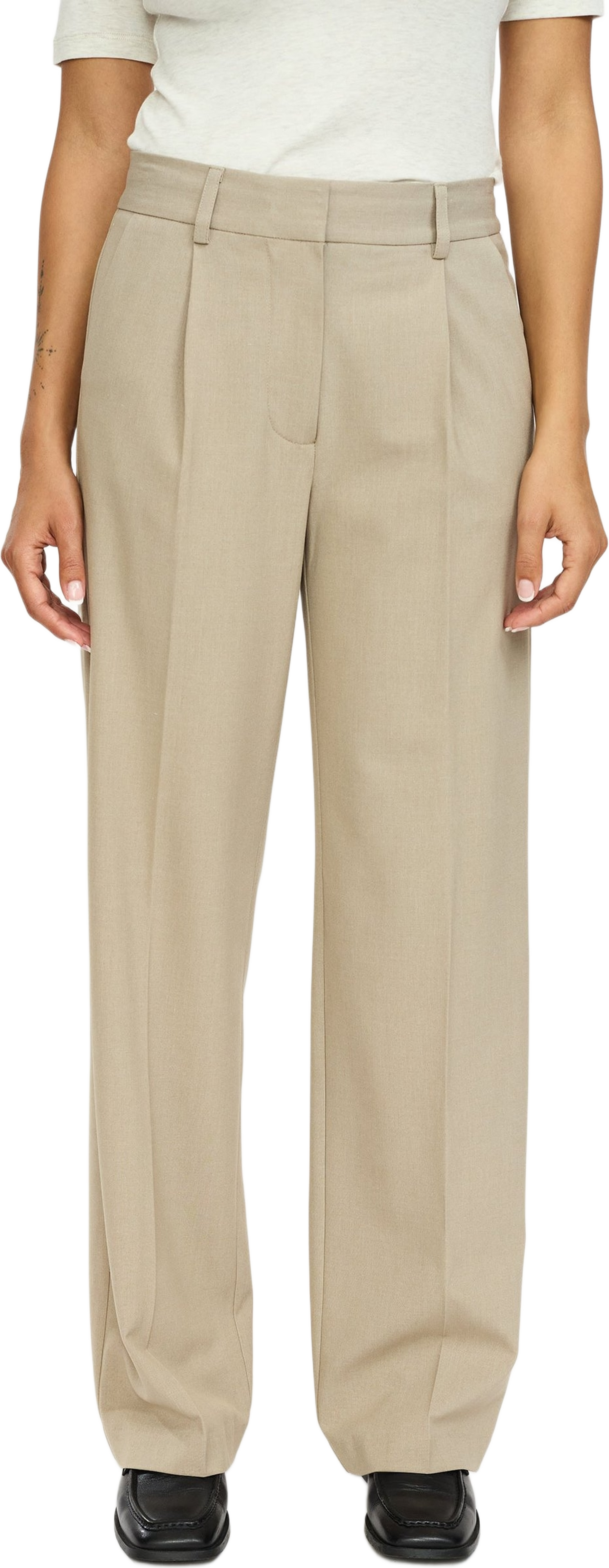 Srvilja Midwaist Loose Pant Grs - Greige, från Soft Rebels, i färgen greige. Klicka för att öppna bilden i stort format