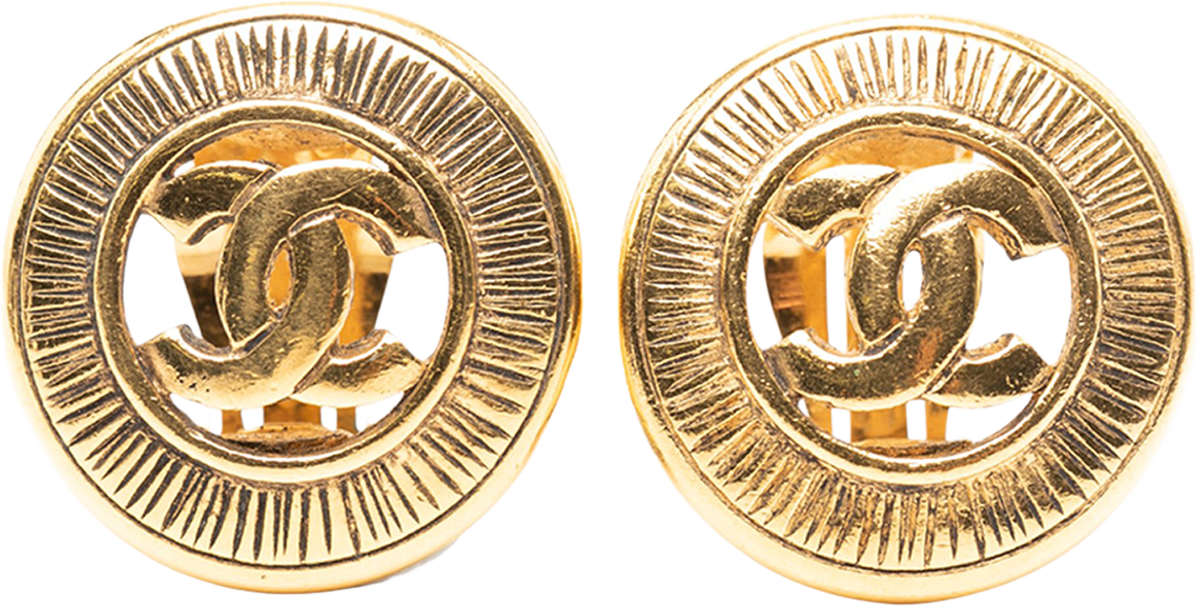 Chanel Cc Gold Plated Round Clip On Earrings, från Luxclusif, i färgen gold. Klicka för att öppna bilden i stort format
