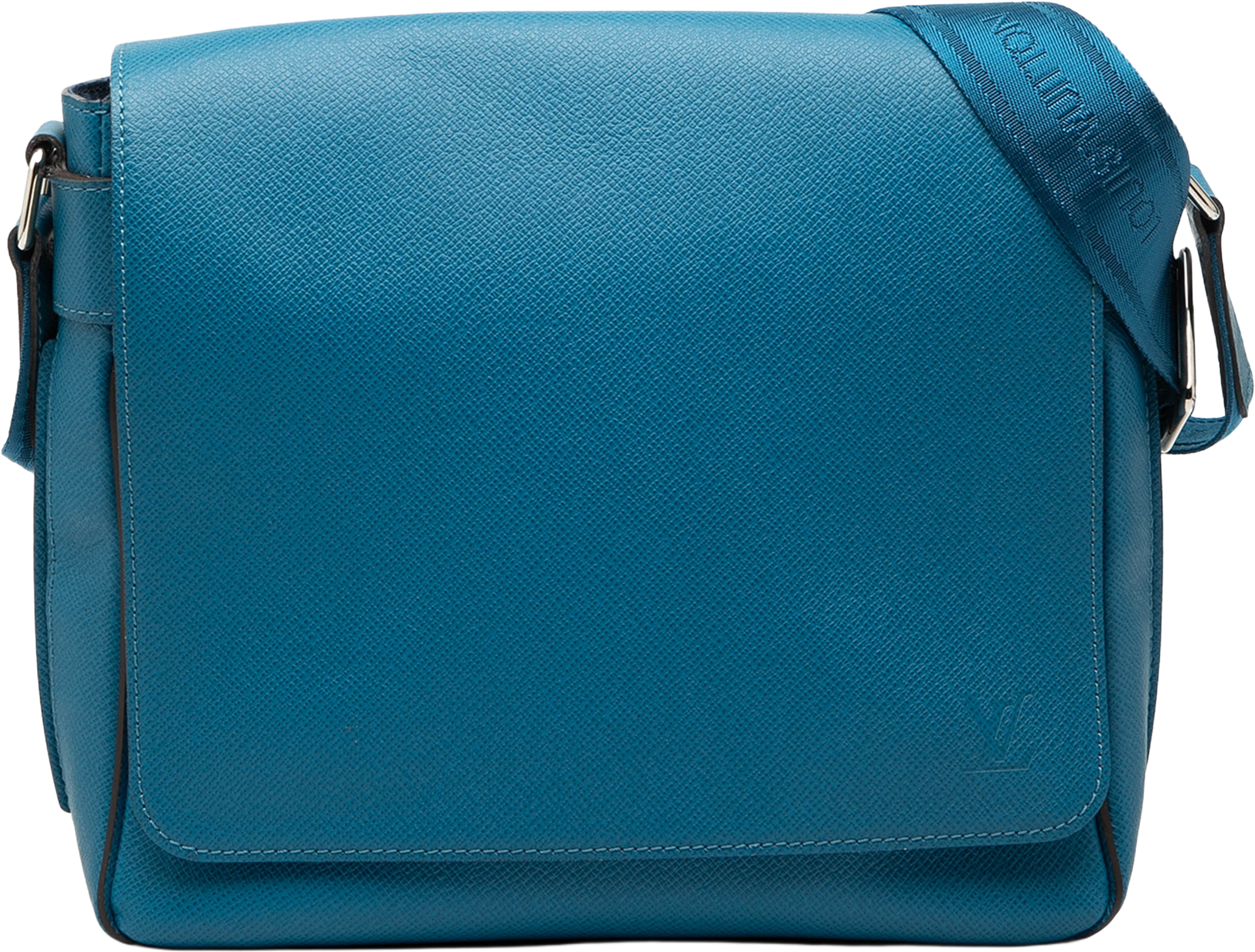 Louis Vuitton Taiga Roman Pm, från Luxclusif, i färgen blue. Klicka för att öppna bilden i stort format