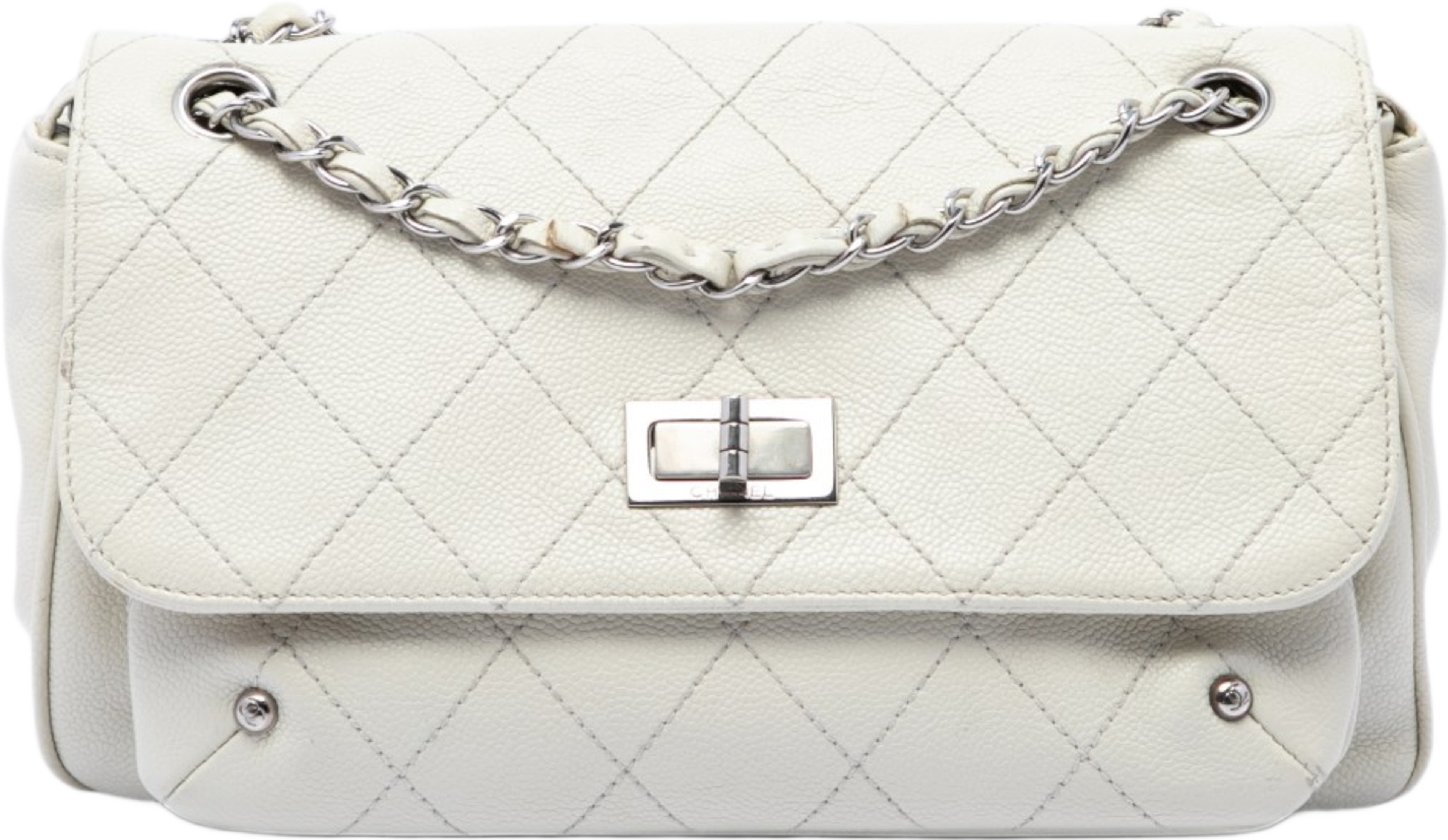 Chanel Quilted Caviar Reissue 2.55 Pocket Flap, från Luxclusif, i färgen vit. Klicka för att öppna bilden i stort format