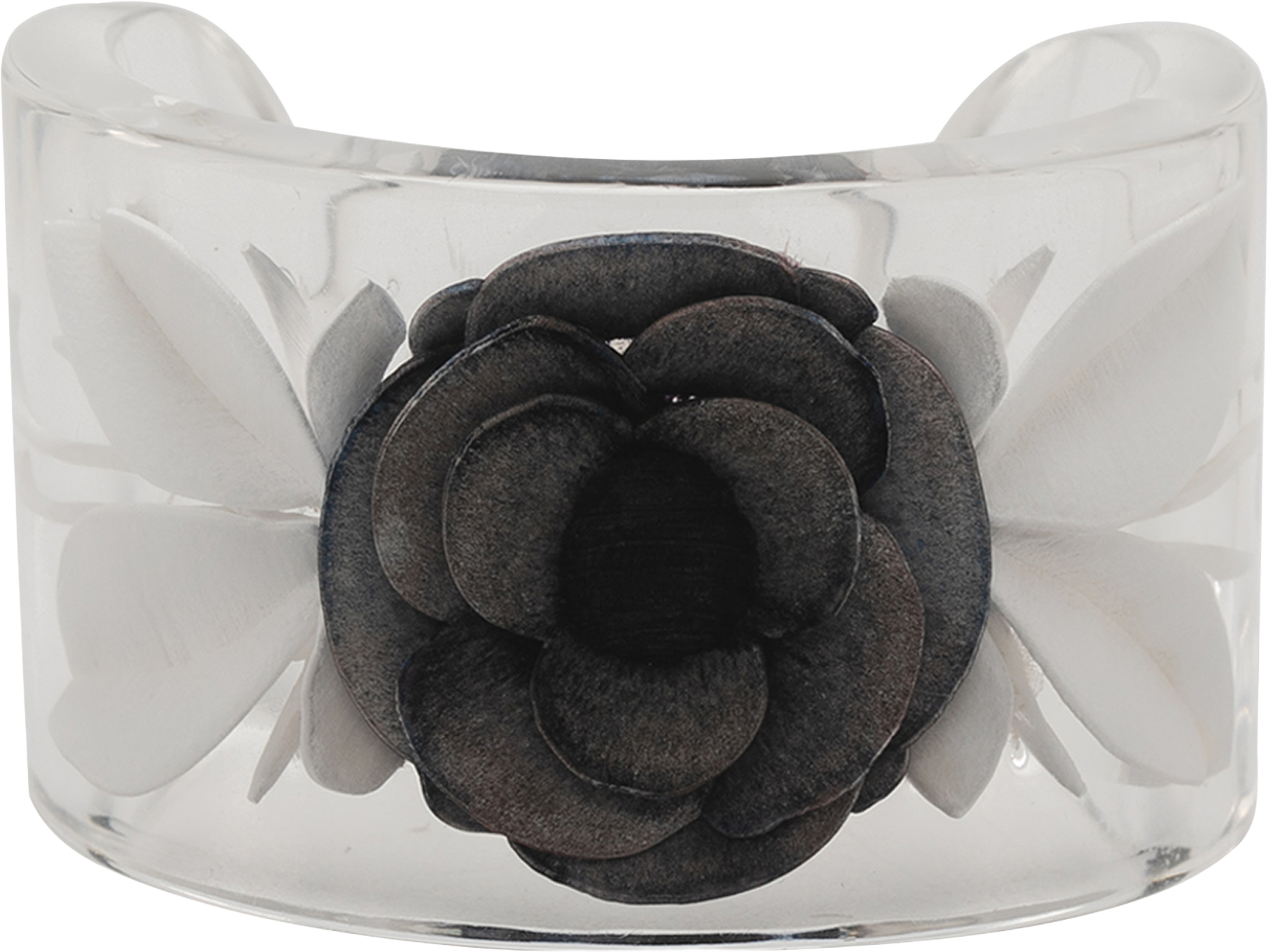 Chanel Lucite Camellia Cuff Bracelet, från Luxclusif, i färgen off white. Klicka för att öppna bilden i stort format