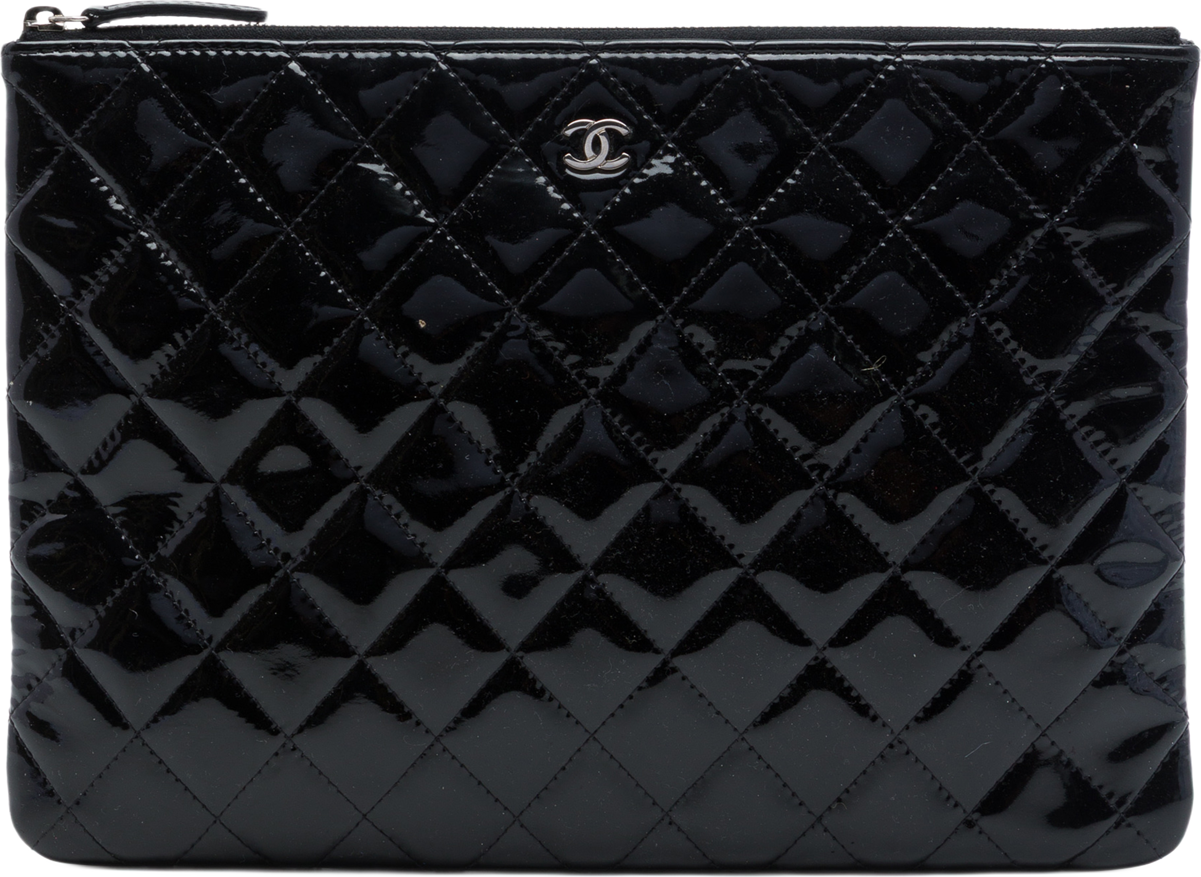 Chanel Medium Quilted Patent O Case Clutch, från Luxclusif, i färgen svart. Klicka för att öppna bilden i stort format