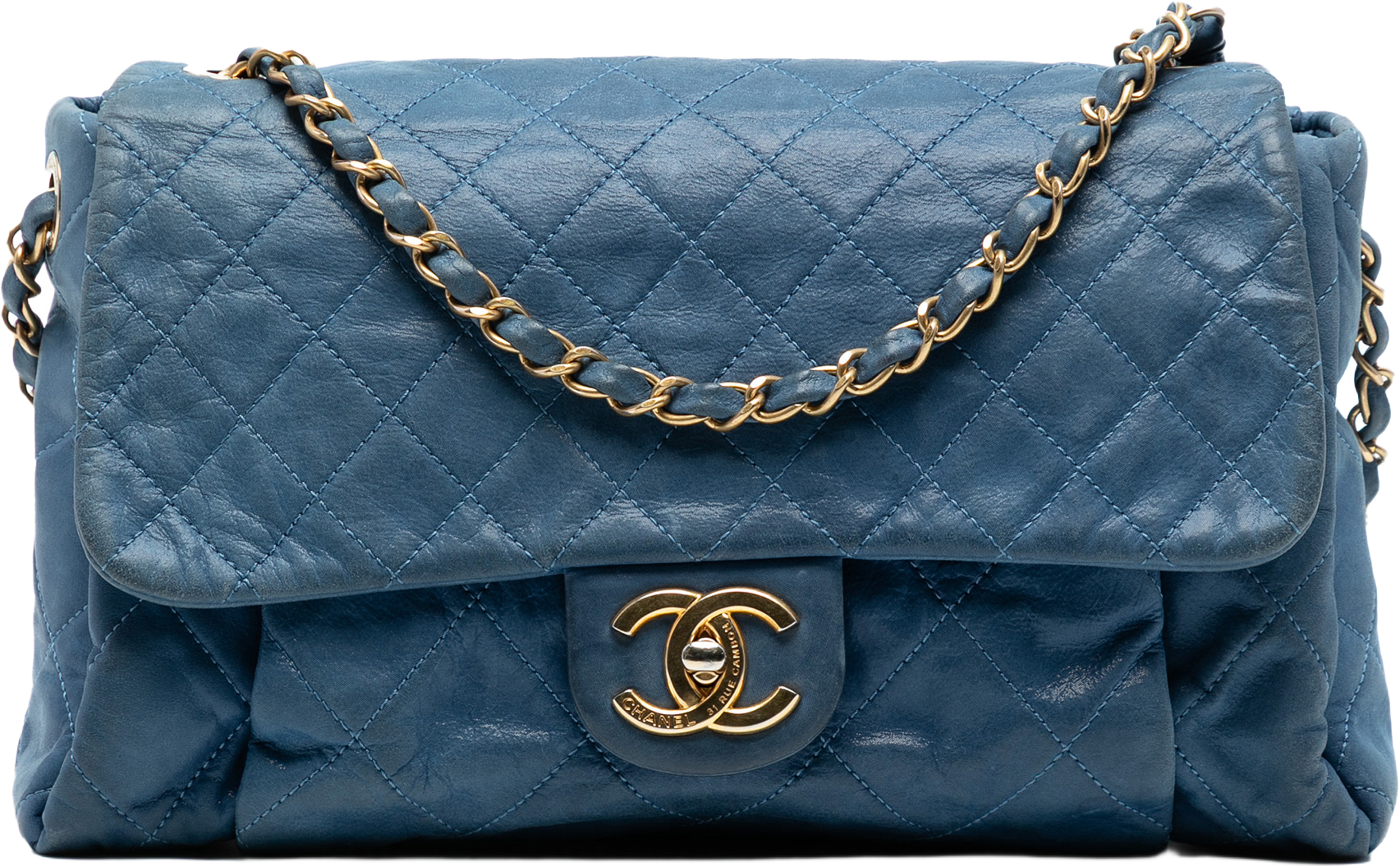 Chanel Large Iridescent Calfskin Chic Quilt Flap, från Luxclusif, i färgen blue. Klicka för att öppna bilden i stort format
