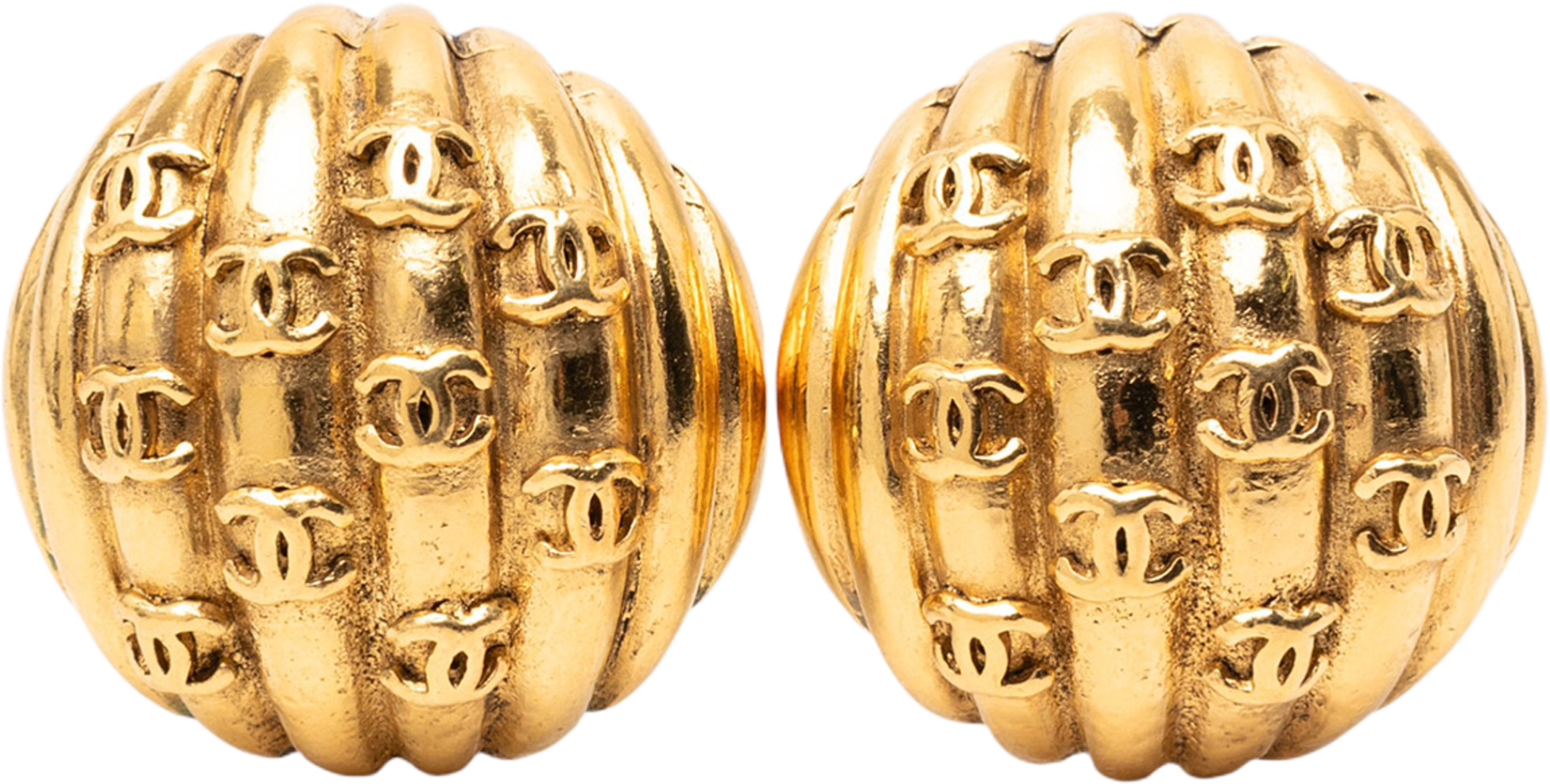 Chanel Gold Plated Rows Of Cc Round Clip On Earrings, från Luxclusif, i färgen gold. Klicka för att öppna bilden i stort format