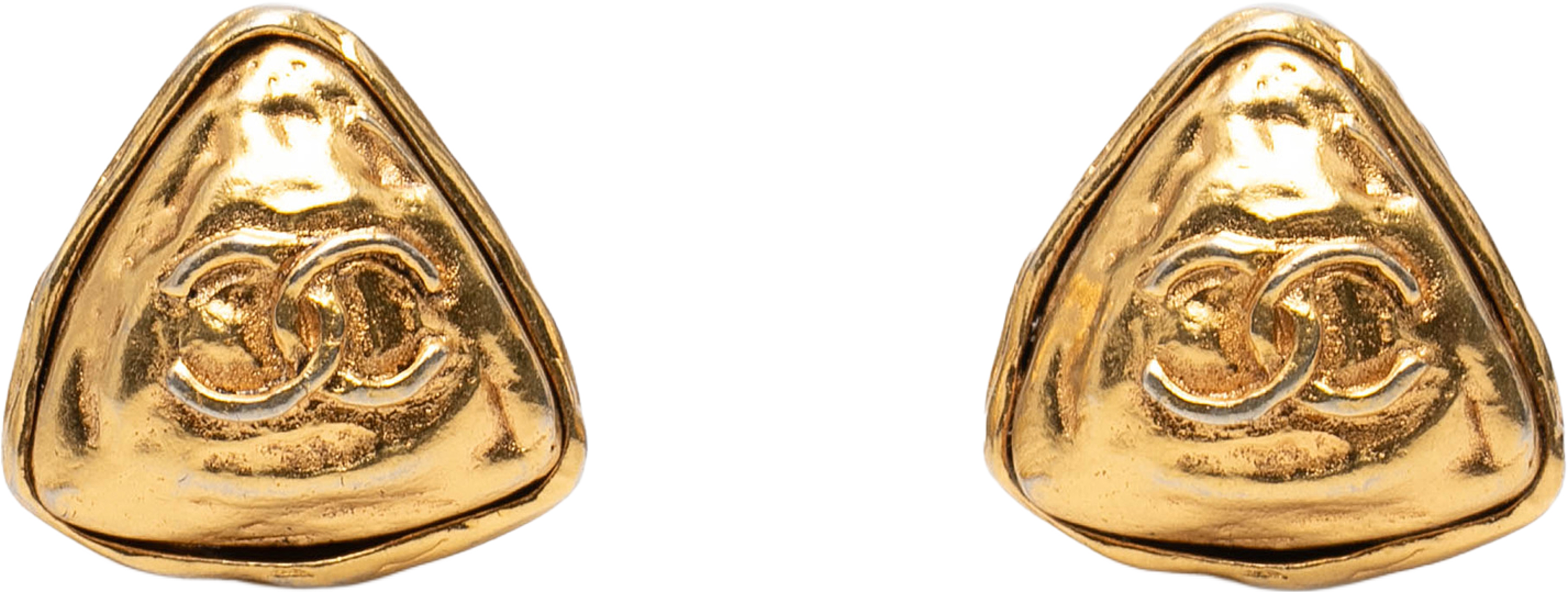Chanel Cc Gold Plated Triangle Clip On Earrings, från Luxclusif, i färgen gold. Klicka för att öppna bilden i stort format