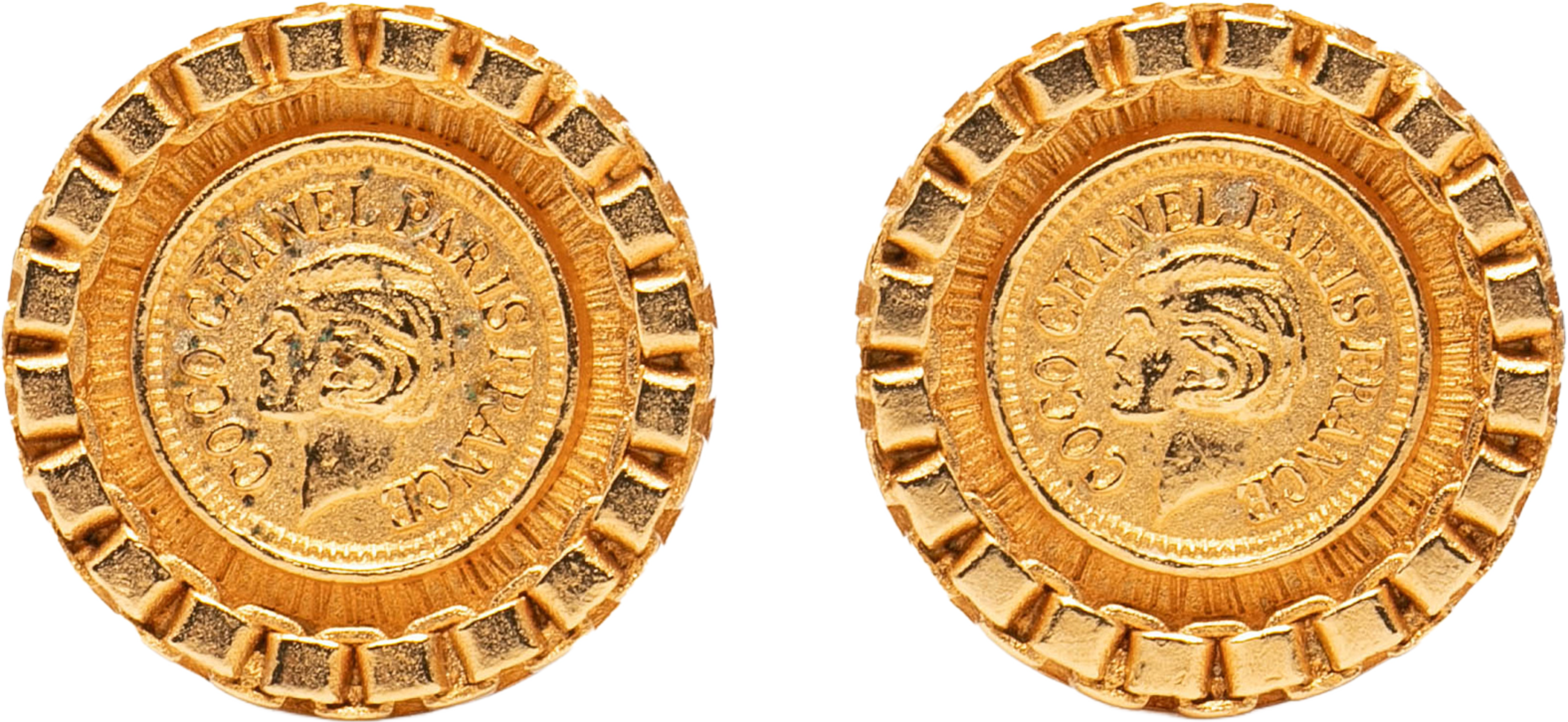 Chanel Gold Plated Coco Coin Motif Clip On Earrings, från Luxclusif, i färgen gold. Klicka för att öppna bilden i stort format