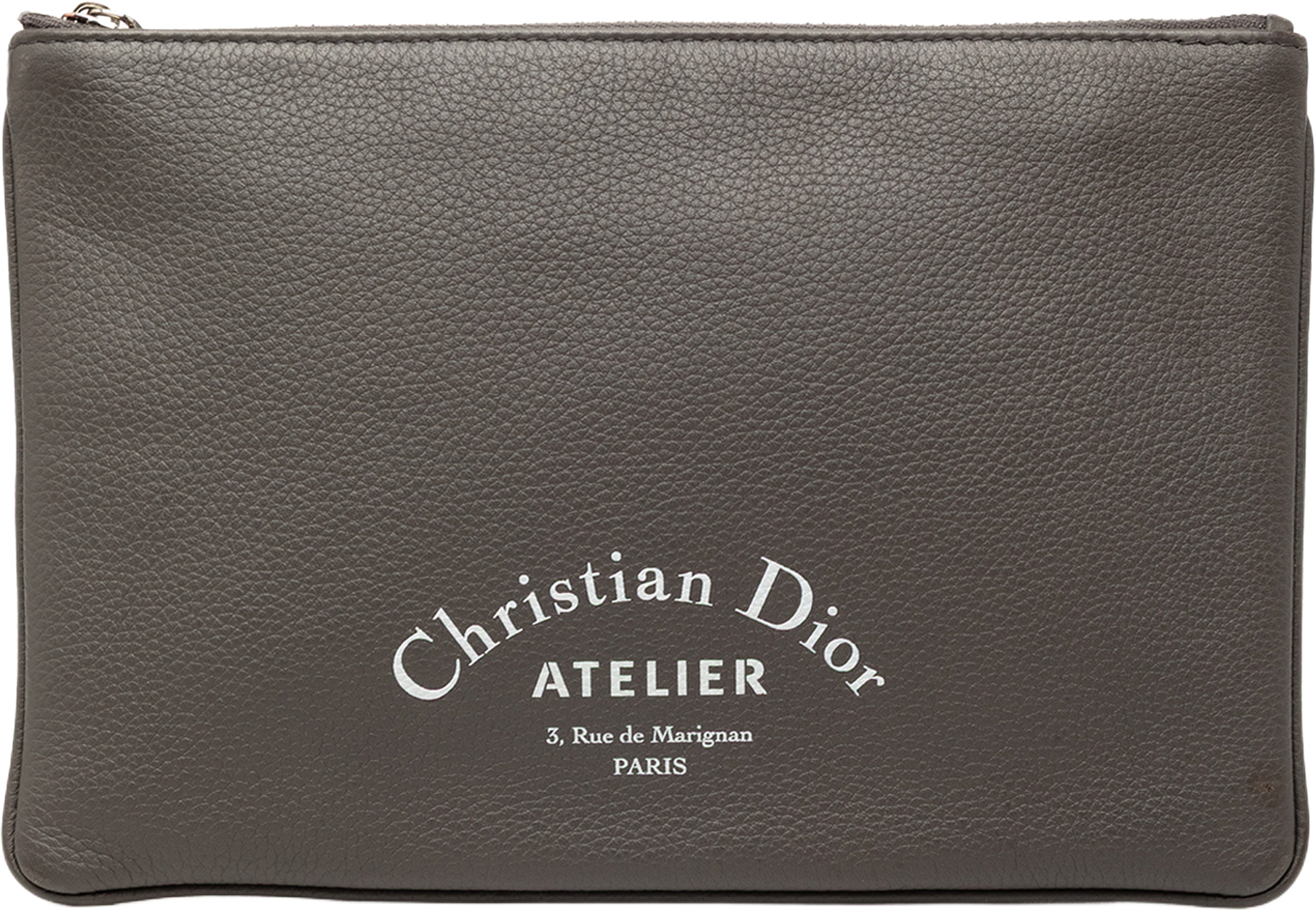 Dior Grained Calfskin Atelier Clutch, från Luxclusif, i färgen charcoal. Klicka för att öppna bilden i stort format