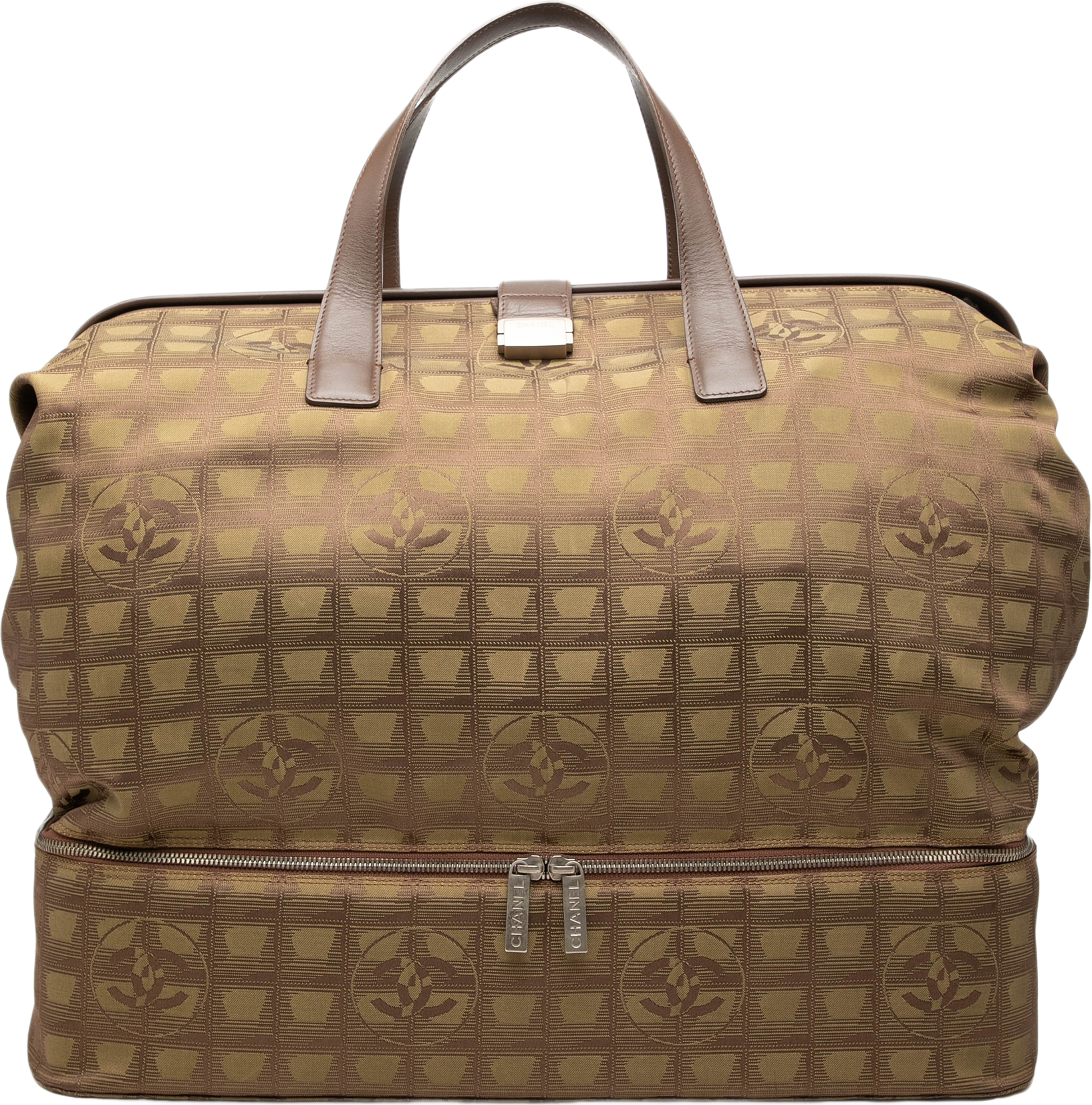 Chanel New Travel Line Nylon Frame Bag, från Luxclusif, i färgen brun. Klicka för att öppna bilden i stort format