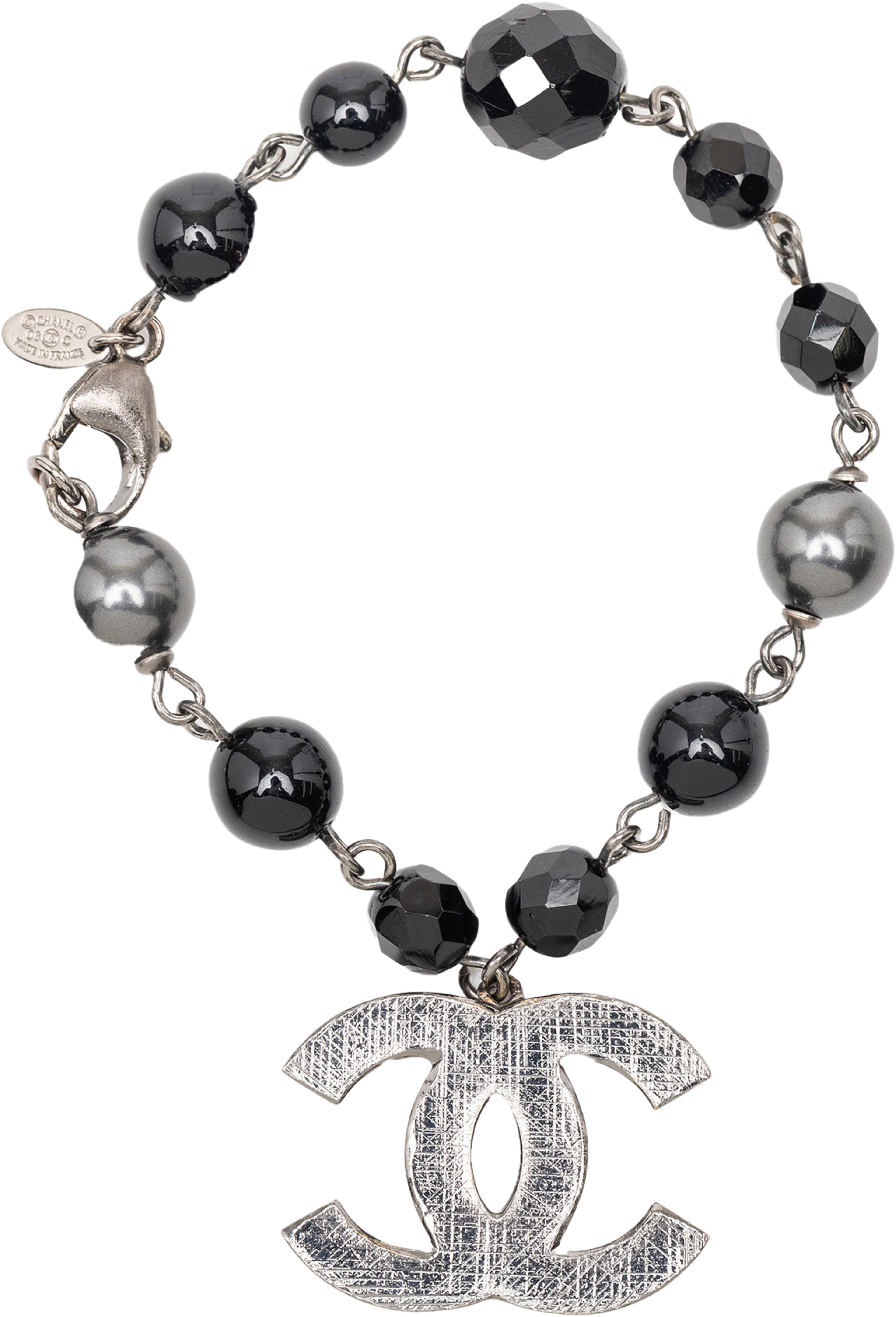 Chanel Cc Silver Plated Faux Pearl Beaded Bracelet, från Luxclusif, i färgen silver. Klicka för att öppna bilden i stort format