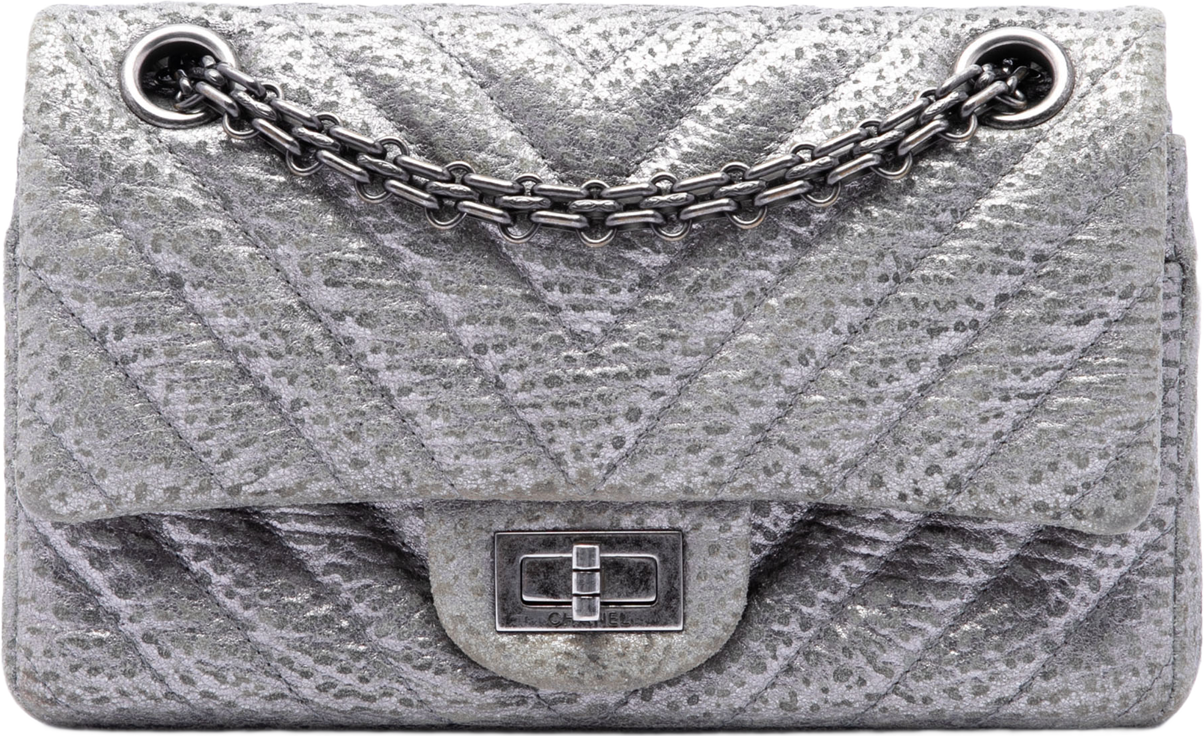 Chanel Chevron Metallic Textured Calfskin Reissue 2.55 Double Flap 224, från Luxclusif, i färgen silver. Klicka för att öppna bilden i stort format