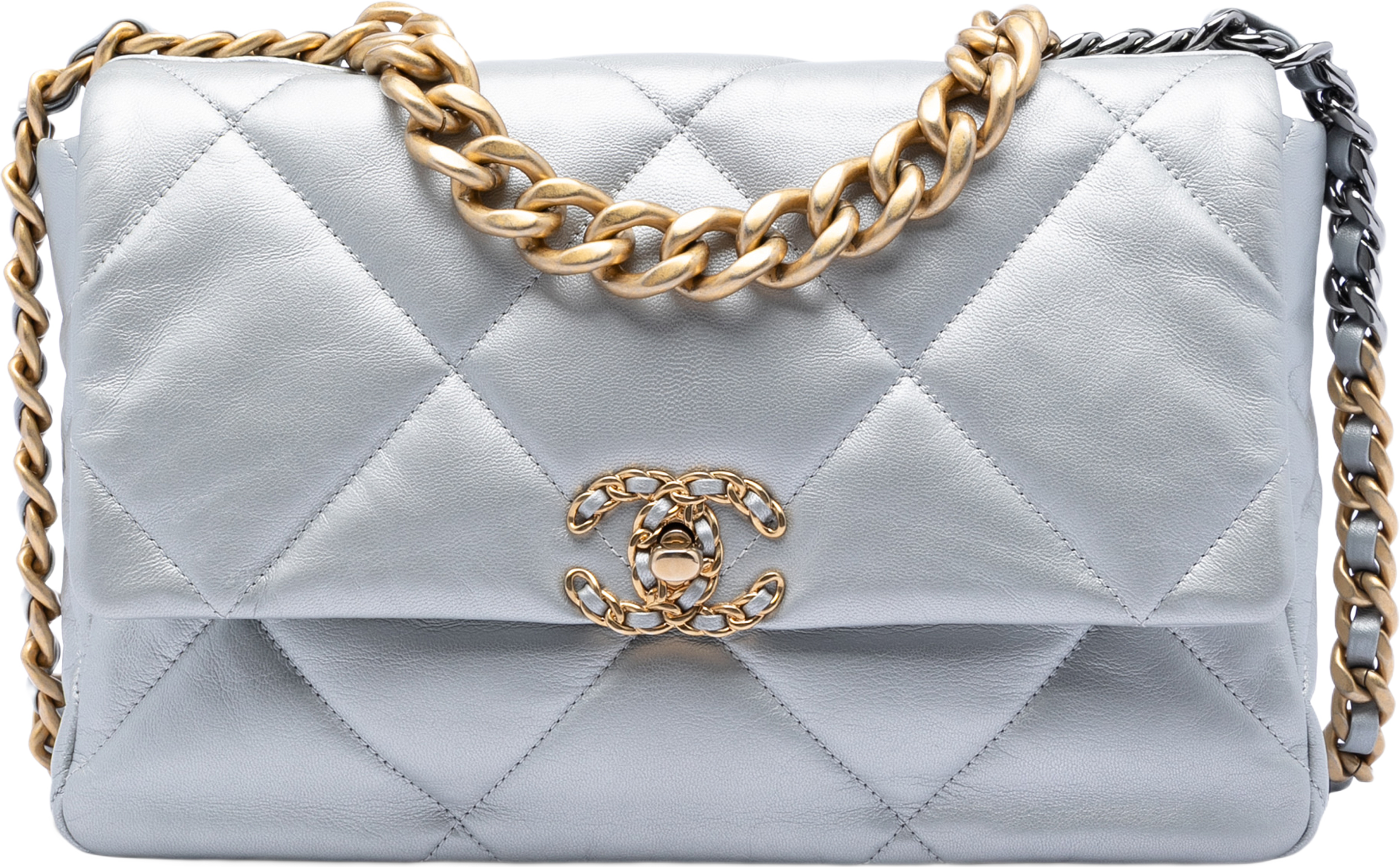 Chanel Large Metallic Lambskin 19 Flap, från Luxclusif, i färgen silver. Klicka för att öppna bilden i stort format