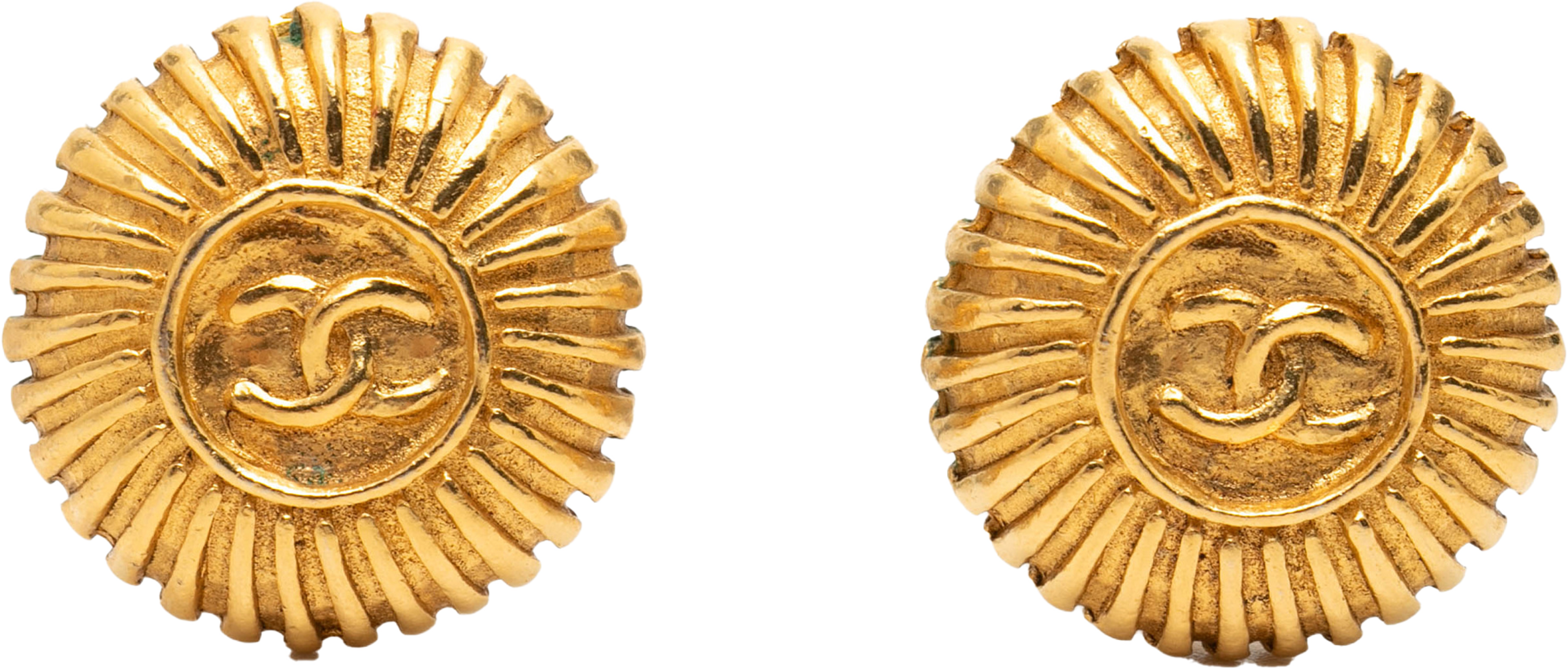 Chanel Gold Plated Cc Sunburst Clip On Earrings, från Luxclusif, i färgen gold. Klicka för att öppna bilden i stort format