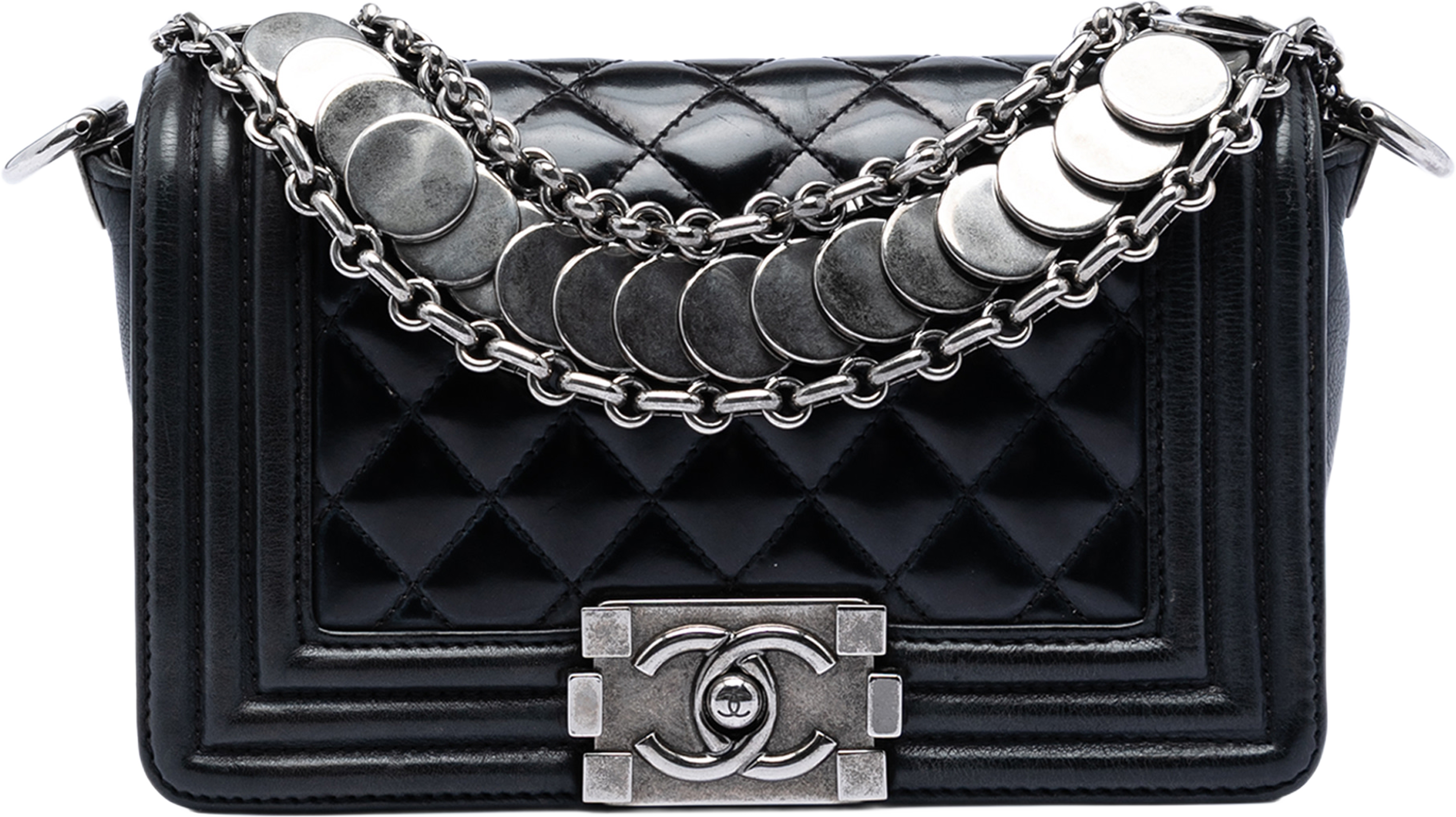 Chanel Paris Bombay Small Quilted Patent Medallion Embellished Boy Flap, från Luxclusif, i färgen black. Klicka för att öppna bilden i stort format