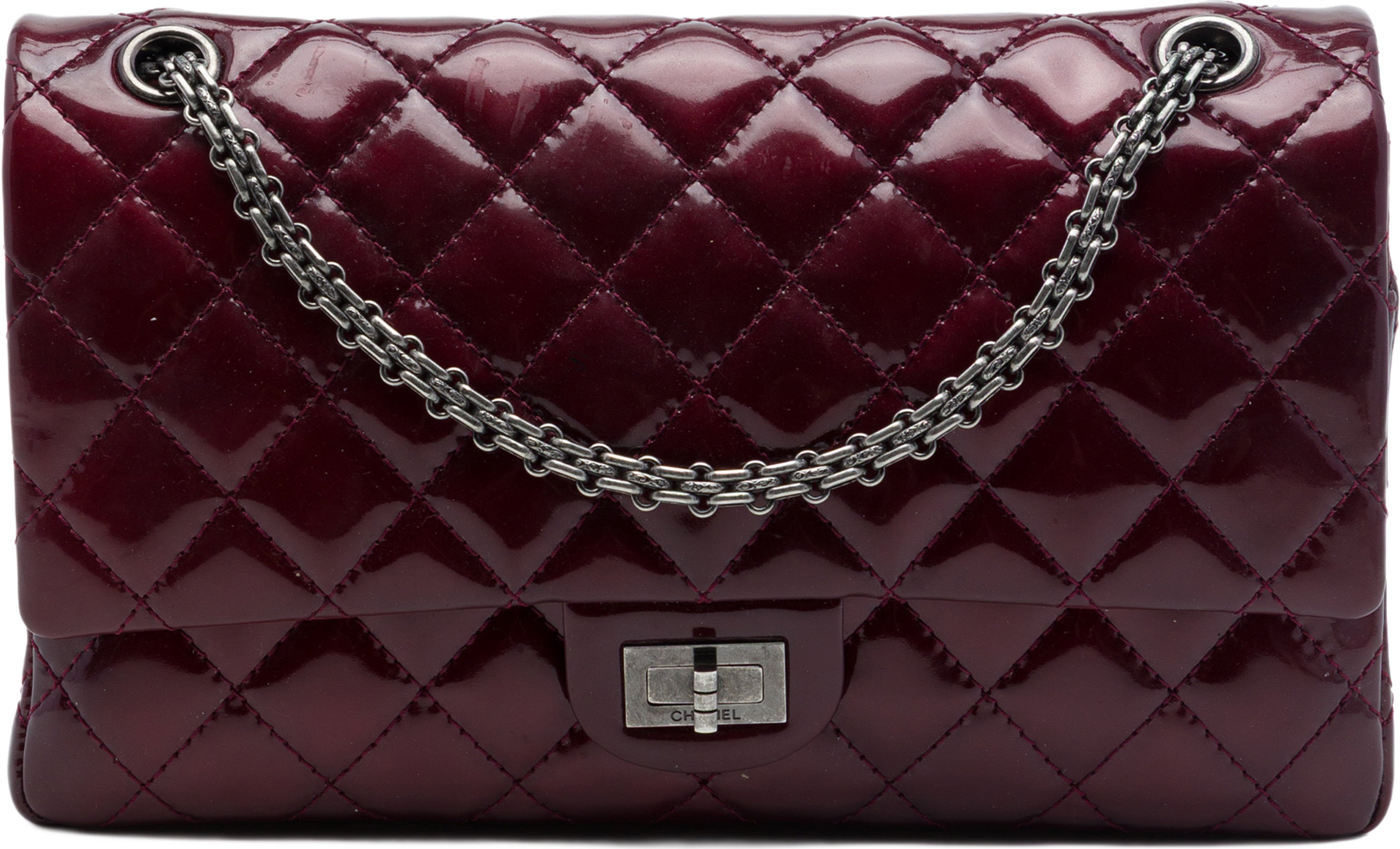 Chanel Quilted Patent Reissue 2.55 Double Flap 226, från Luxclusif, i färgen röd. Klicka för att öppna bilden i stort format