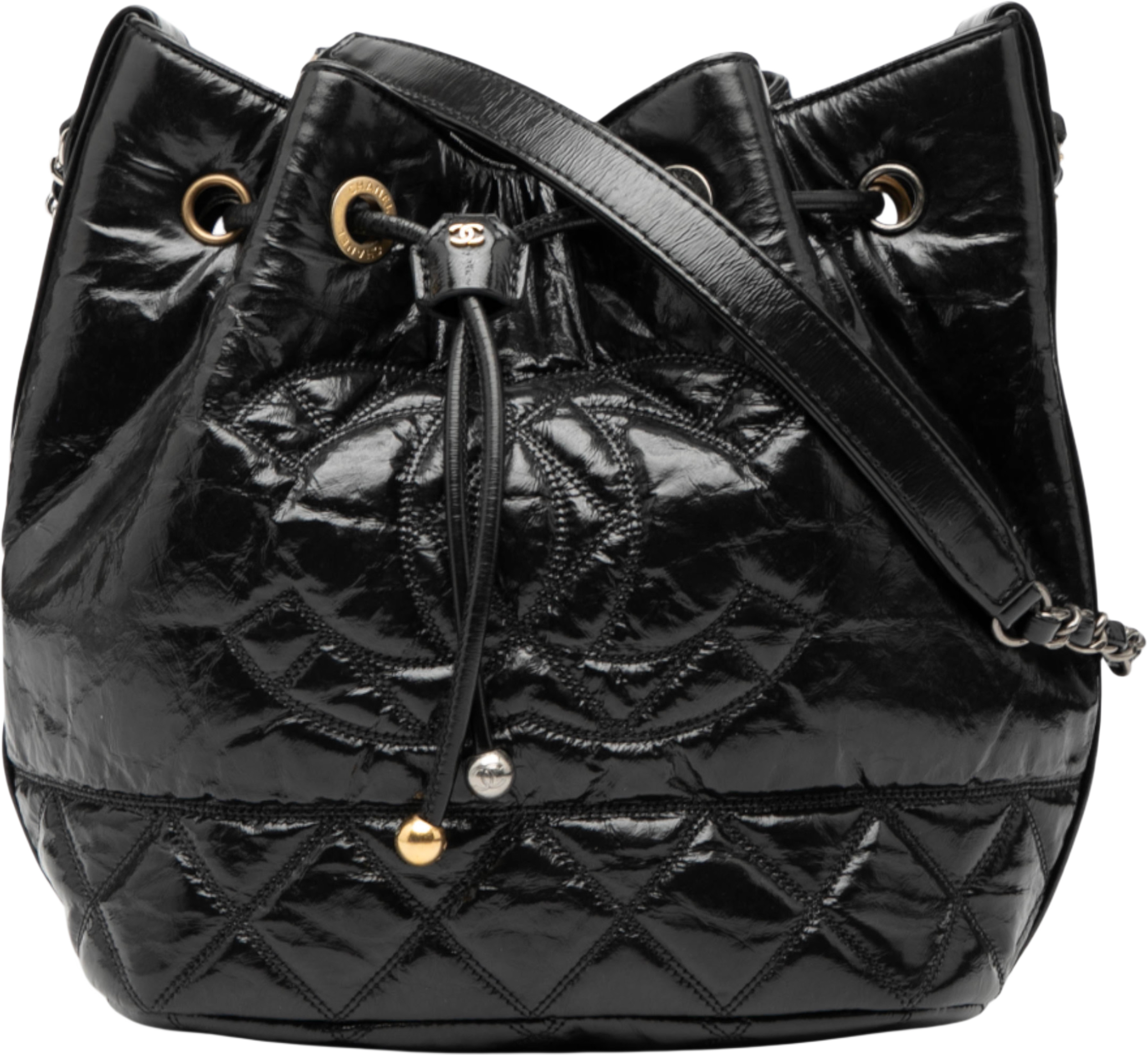 Chanel Shiny Aged Calfskin Cc Chain Drawstring Bucket Bag, från Luxclusif, i färgen black. Klicka för att öppna bilden i stort format