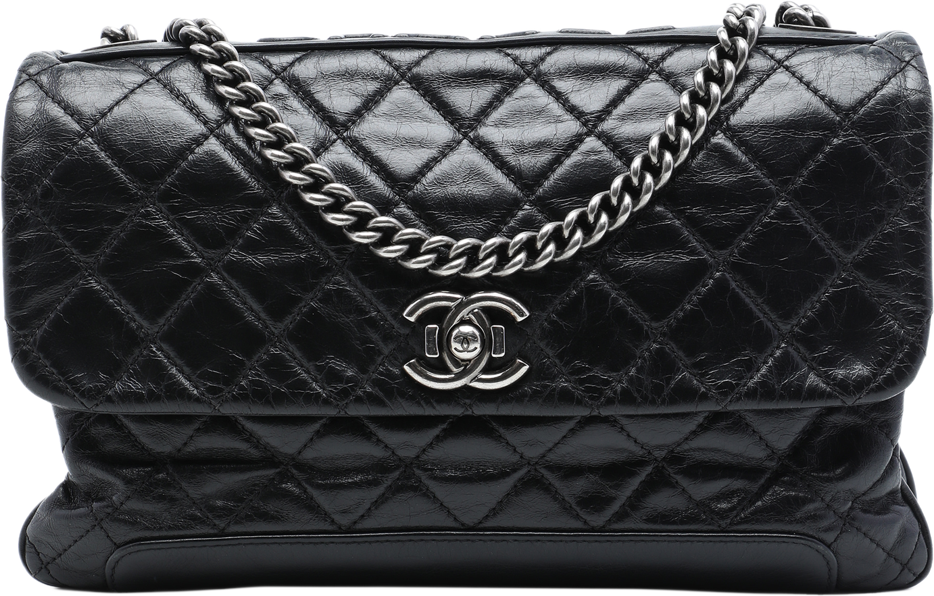 Chanel Quilted Aged Calfskin Logo Accordion Flap, från Luxclusif, i färgen svart. Klicka för att öppna bilden i stort format