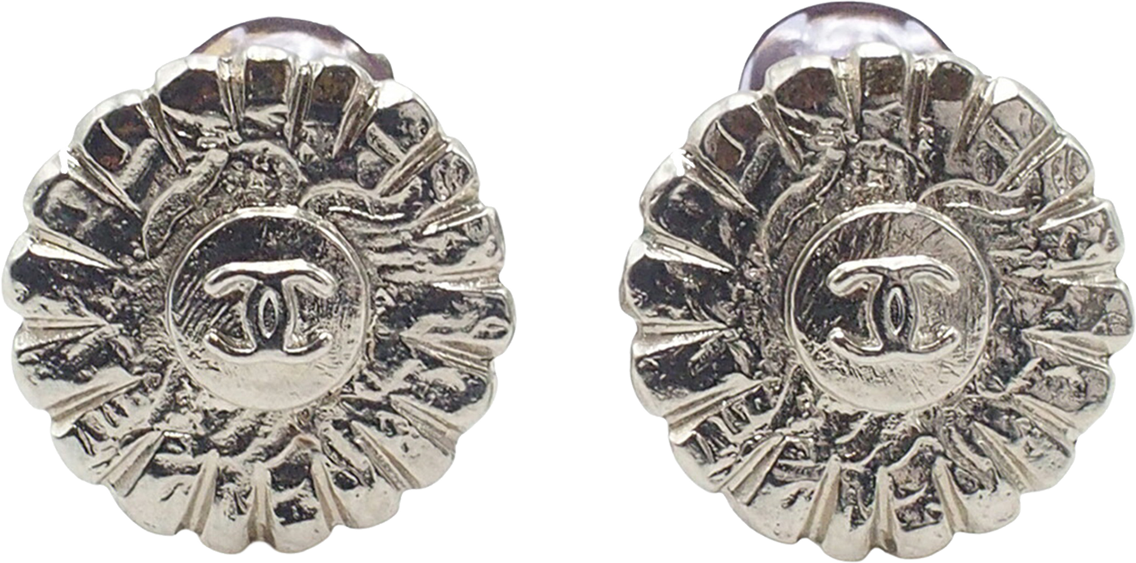 Chanel Cc Silver Plated Sunflower Clip On Earrings, från Luxclusif, i färgen silver. Klicka för att öppna bilden i stort format