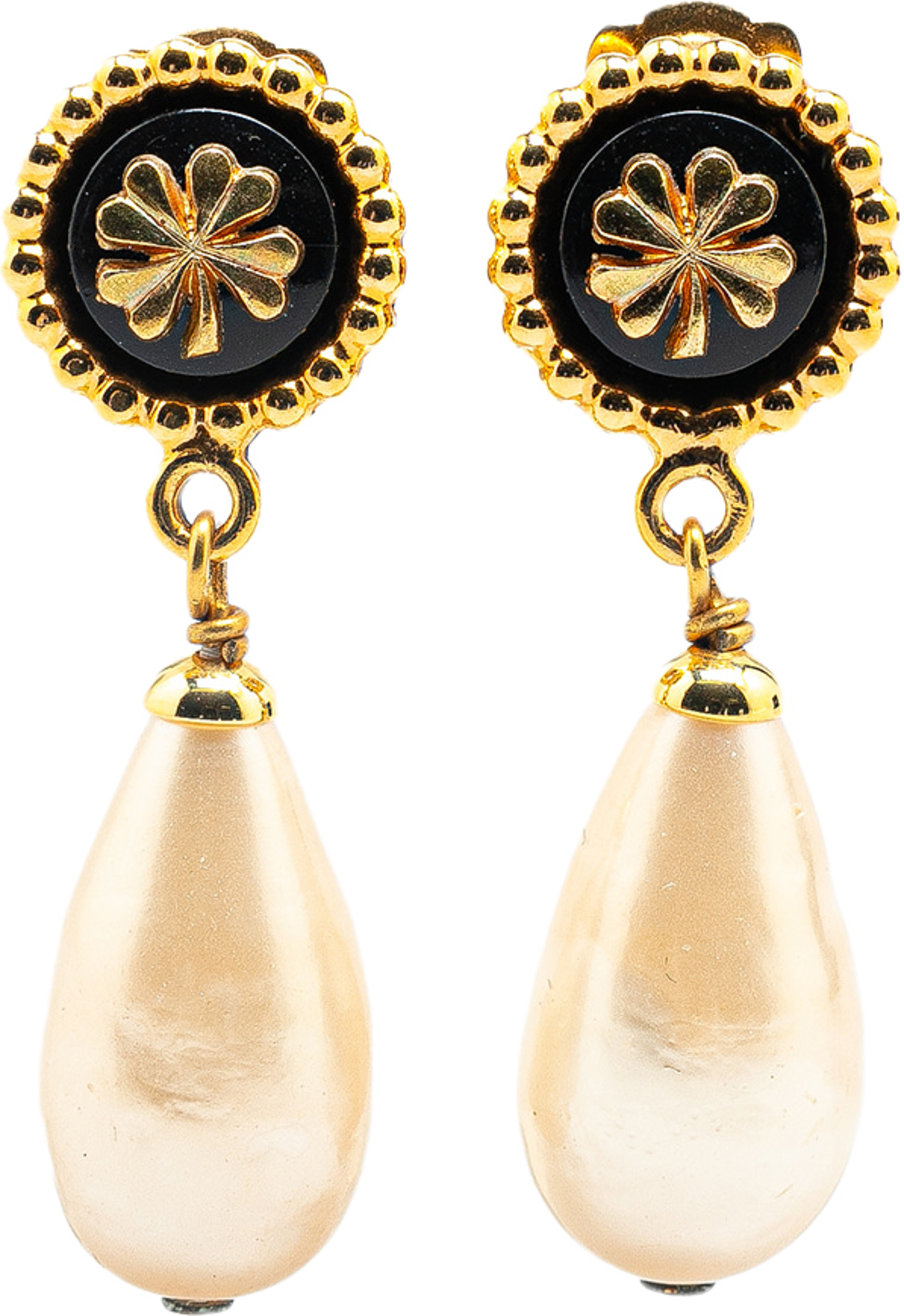 Chanel Gold Plated Clover Faux Pearl Drop Earrings, från Luxclusif, i färgen pearl. Klicka för att öppna bilden i stort format