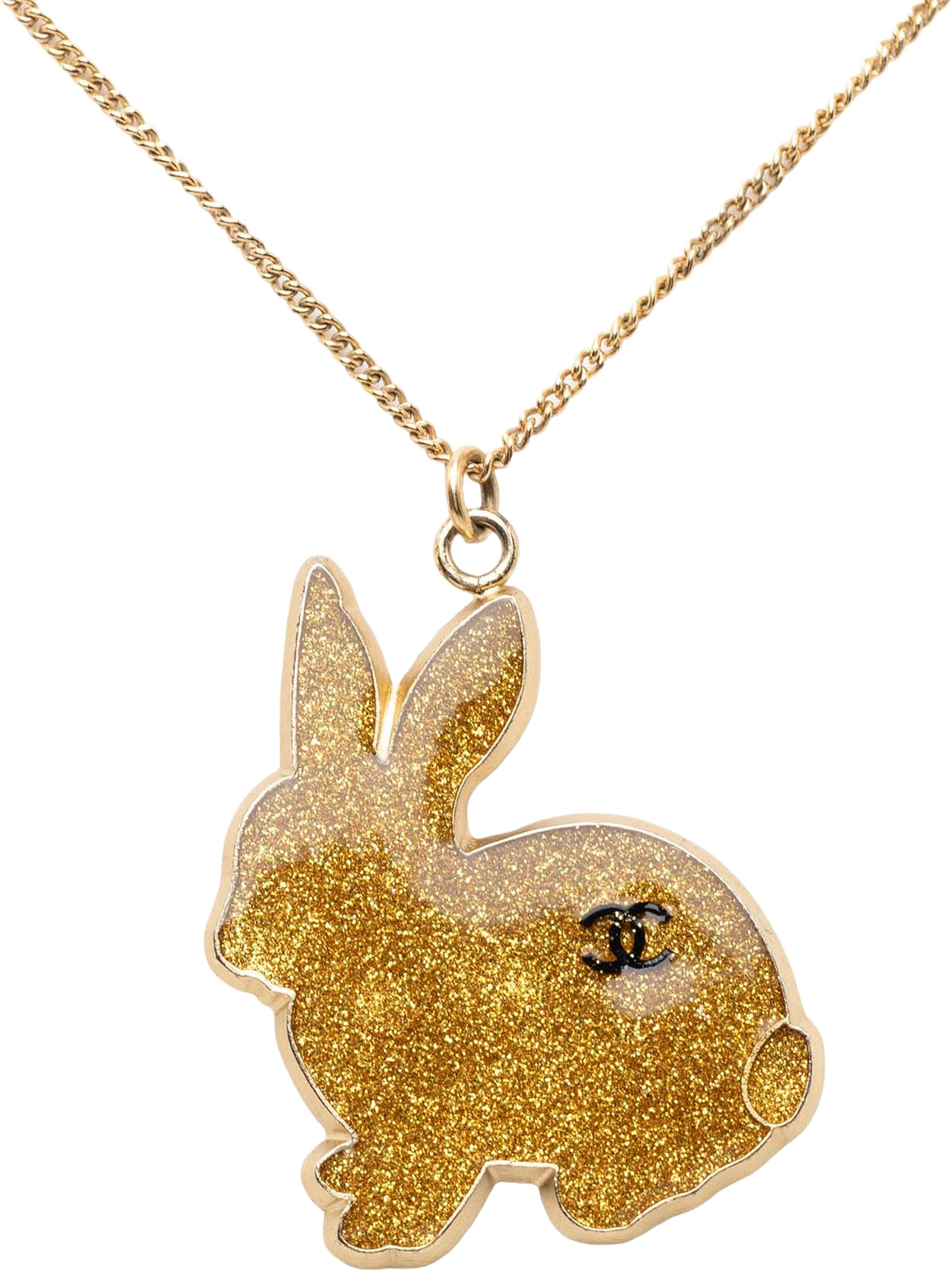 Chanel Cc Gold Plated Resin Rabbit Pendant Necklace, från Luxclusif, i färgen gold. Klicka för att öppna bilden i stort format
