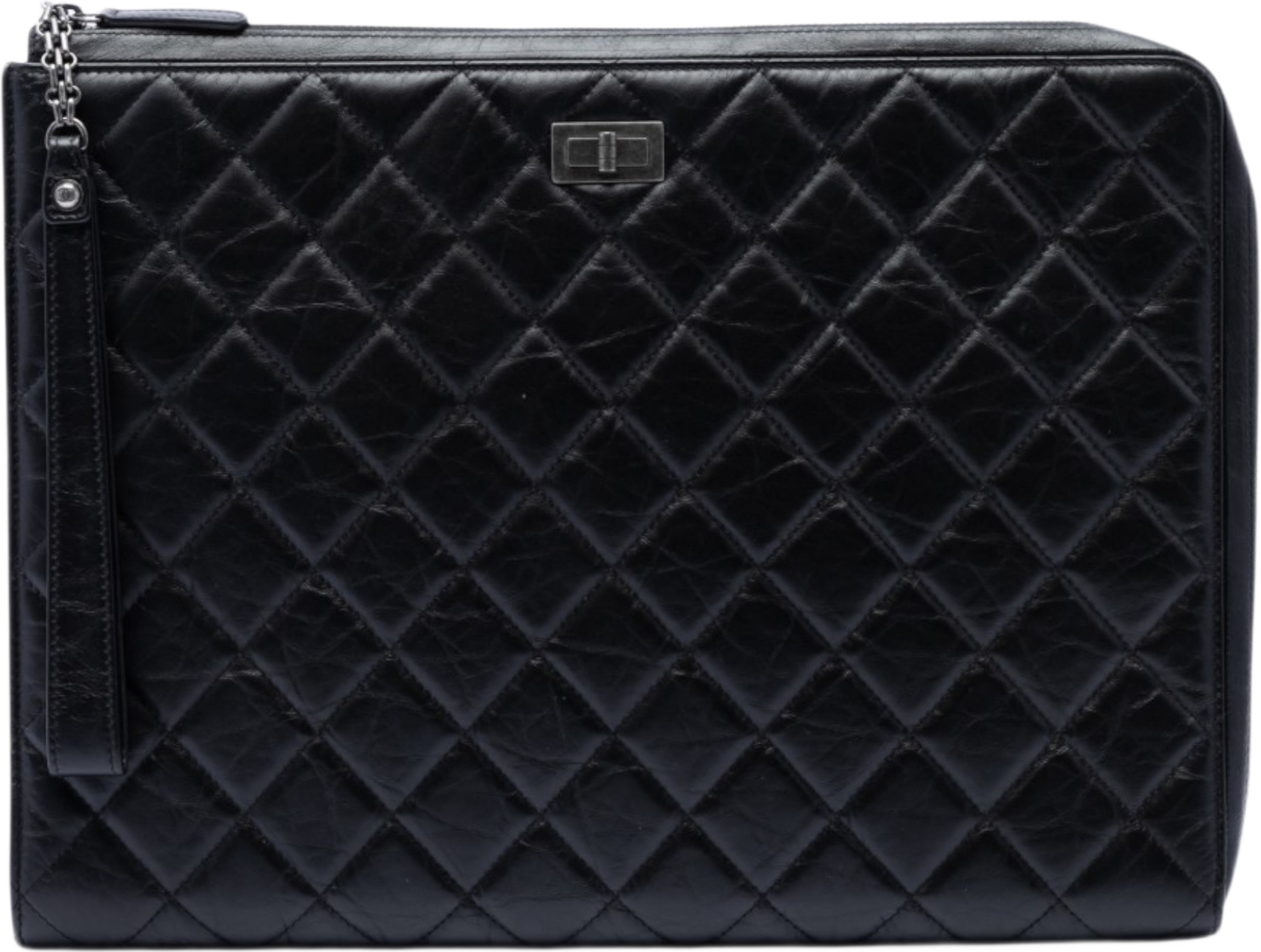 Chanel Large Aged Calfskin Reissue 2.55 Pouch With Handle, från Luxclusif, i färgen svart. Klicka för att öppna bilden i stort format