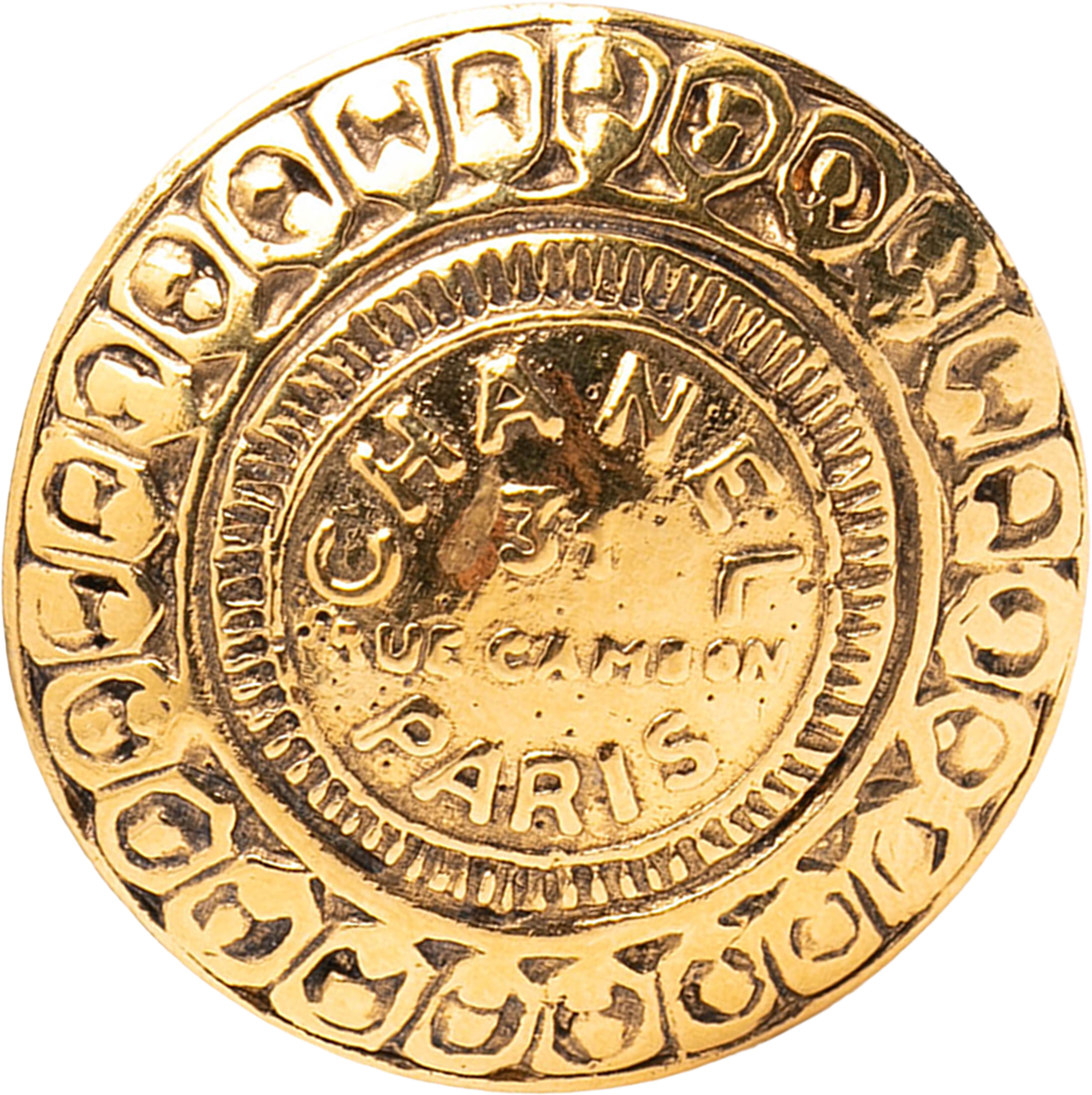 Chanel Gold Plated 31 Rue Cambon Round Brooch, från Luxclusif, i färgen gold. Klicka för att öppna bilden i stort format