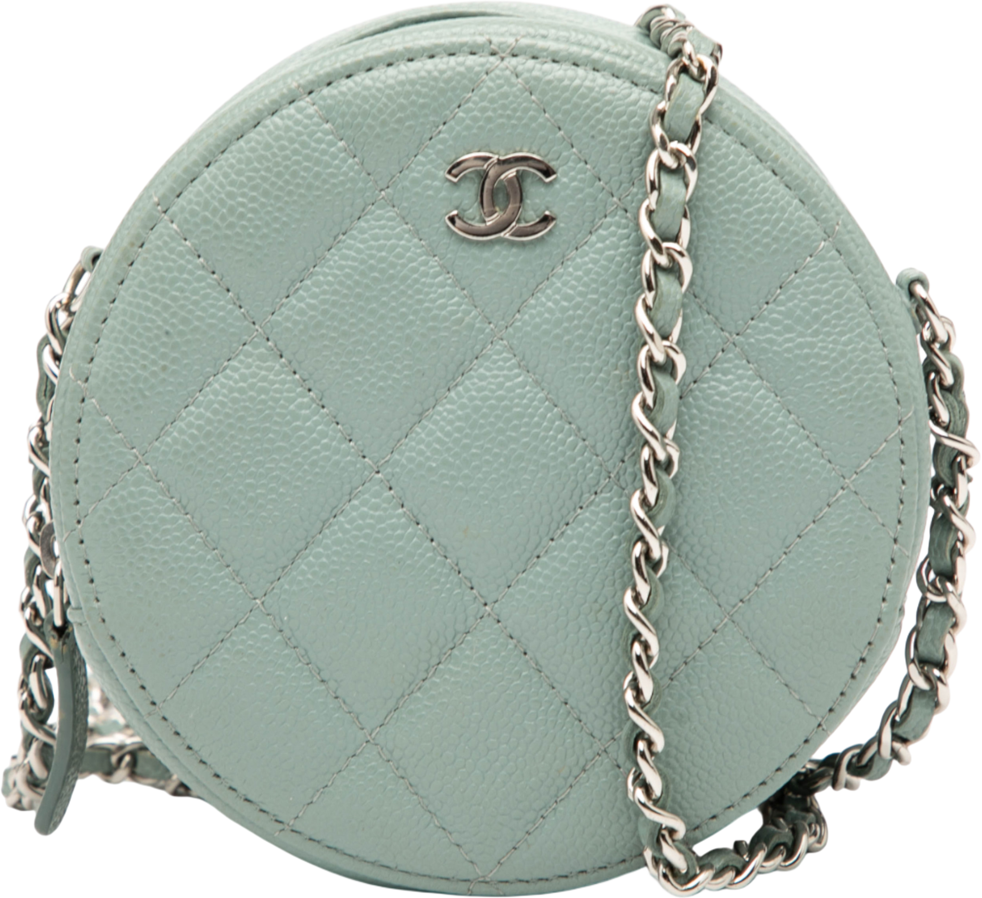 Chanel Cc Quilted Caviar Round Clutch With Chain, från Luxclusif, i färgen light blue. Klicka för att öppna bilden i stort format