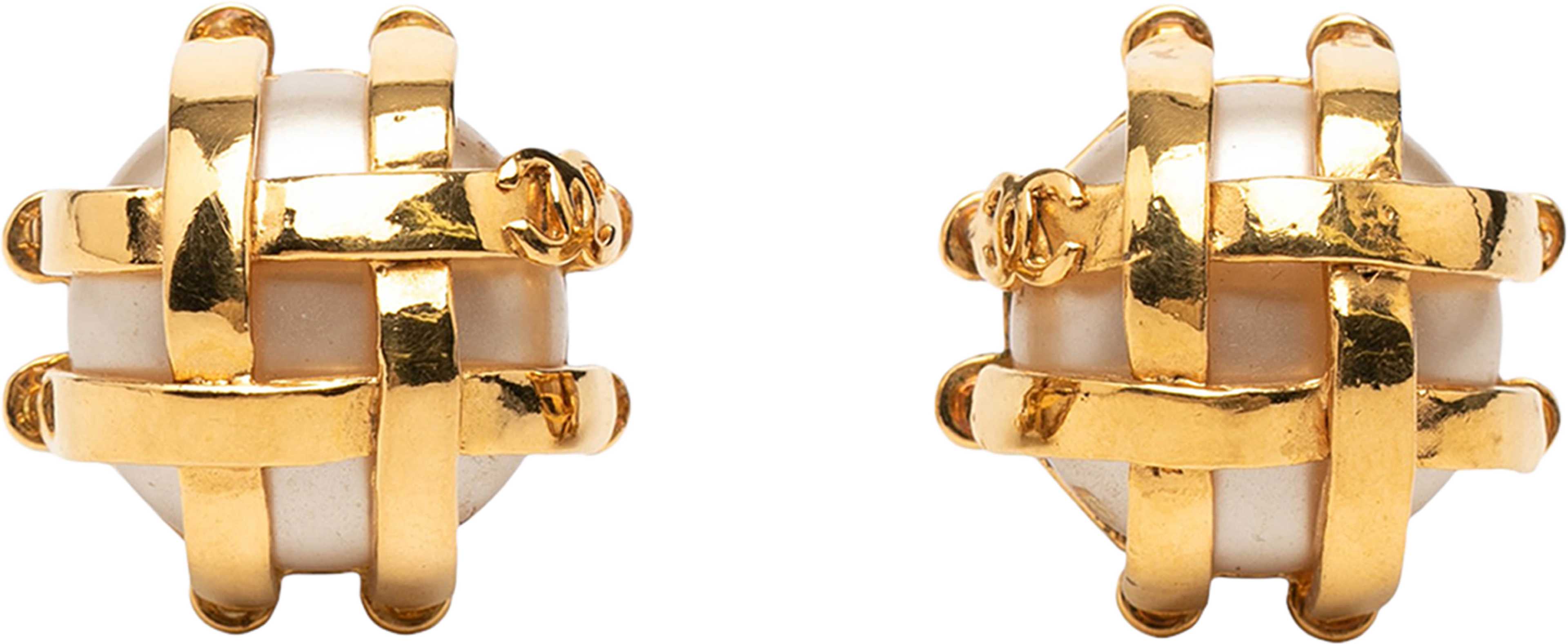 Chanel Cc Gold Plated Caged Faux Pearl Clip On Earrings, från Luxclusif, i färgen gold. Klicka för att öppna bilden i stort format