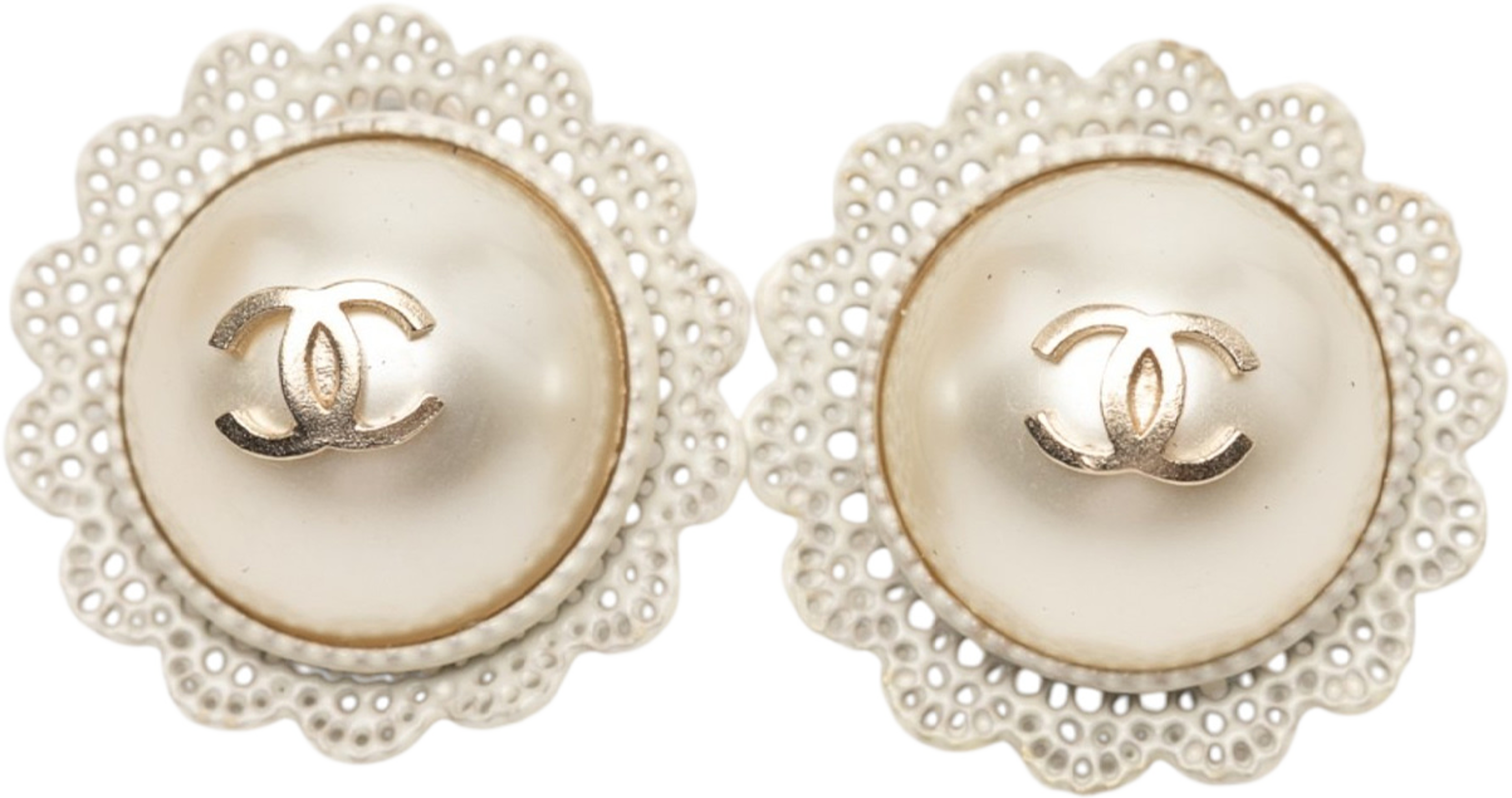 Chanel Cc Gold Plated Faux Pearl Lace Push Back Earrings, från Luxclusif, i färgen gold. Klicka för att öppna bilden i stort format