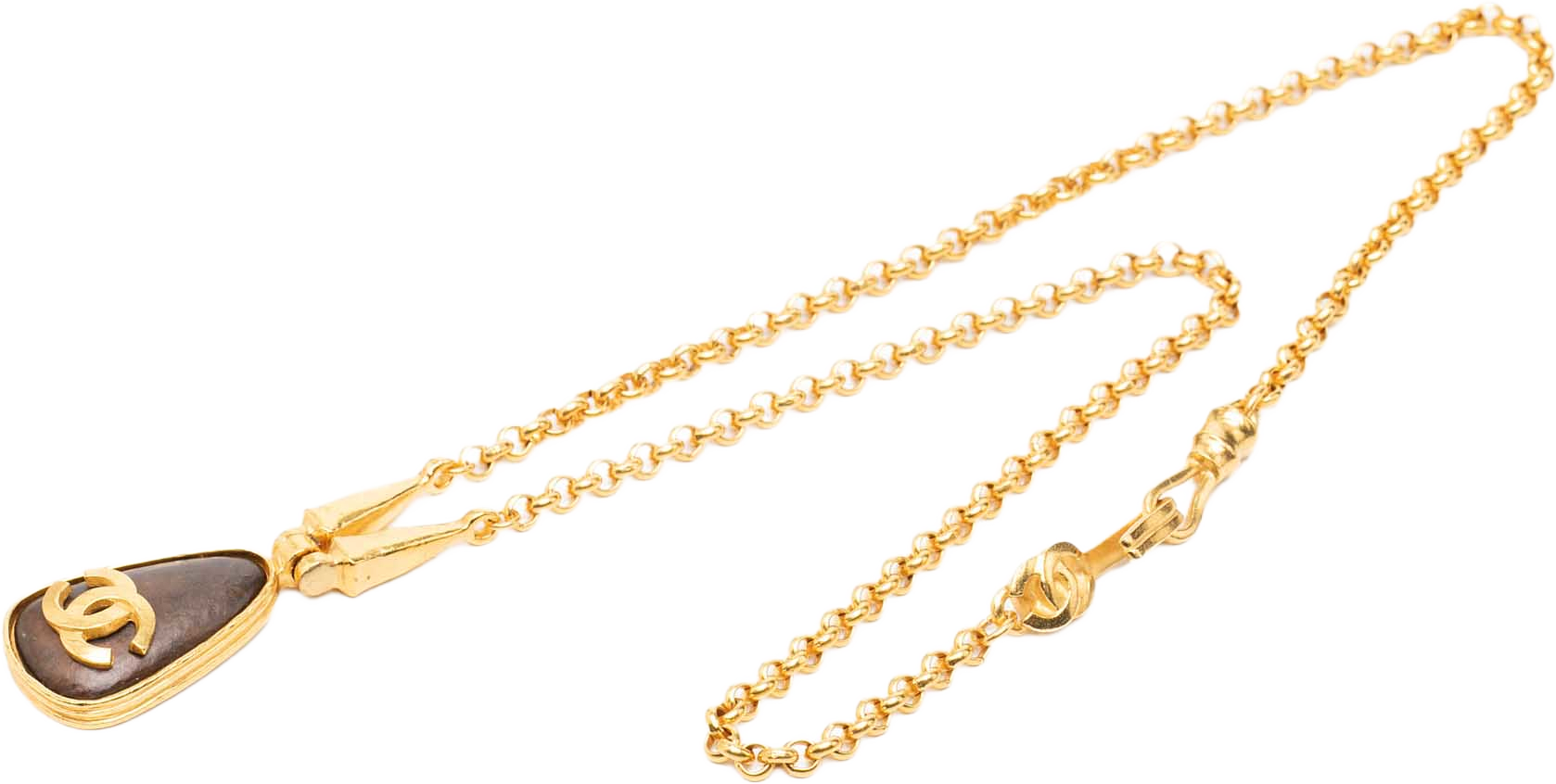Chanel Cc Gold Plated Teardrop Pendant Necklace, från Luxclusif, i färgen guld. Klicka för att öppna bilden i stort format