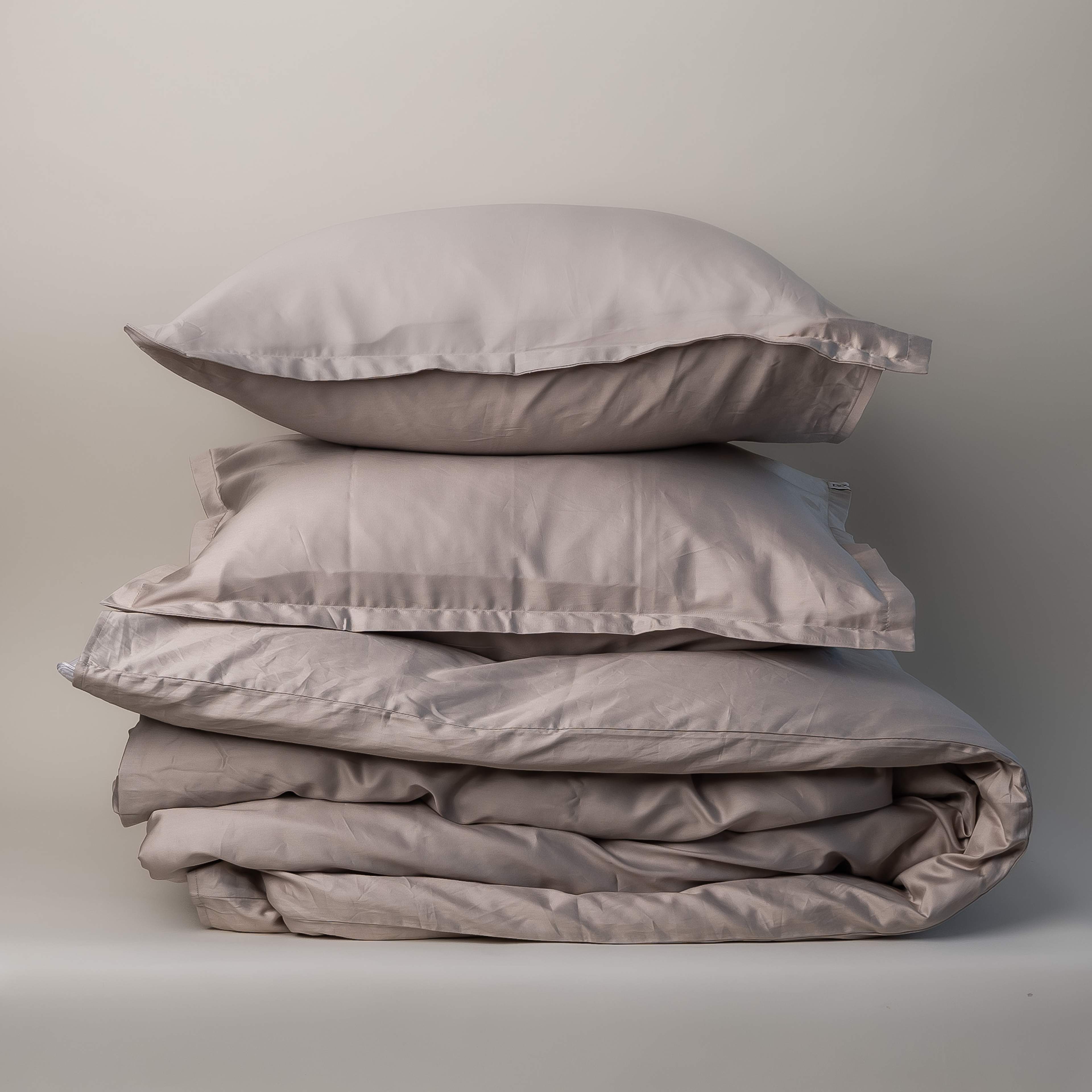 Regency Lee - Bäddset 230x220, från Home of ESS, i färgen champagne. Klicka för att öppna bilden i stort format