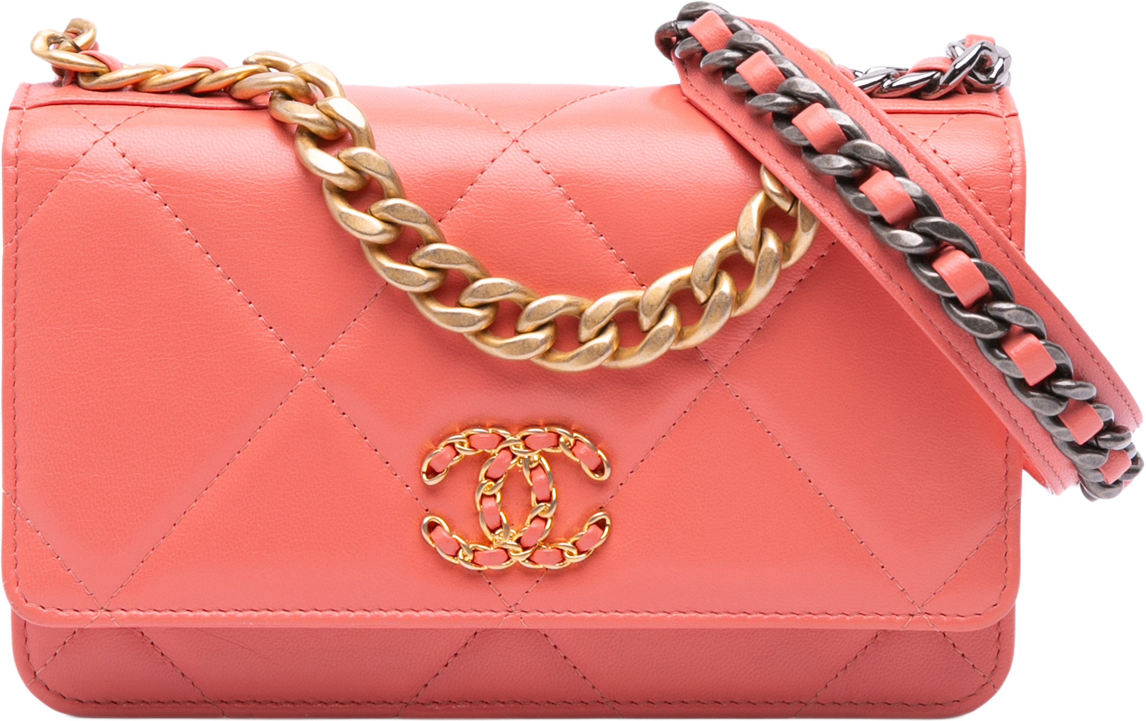 Chanel Quilted Lambskin 19 Wallet On Chain, från Luxclusif, i färgen rosa. Klicka för att öppna bilden i stort format