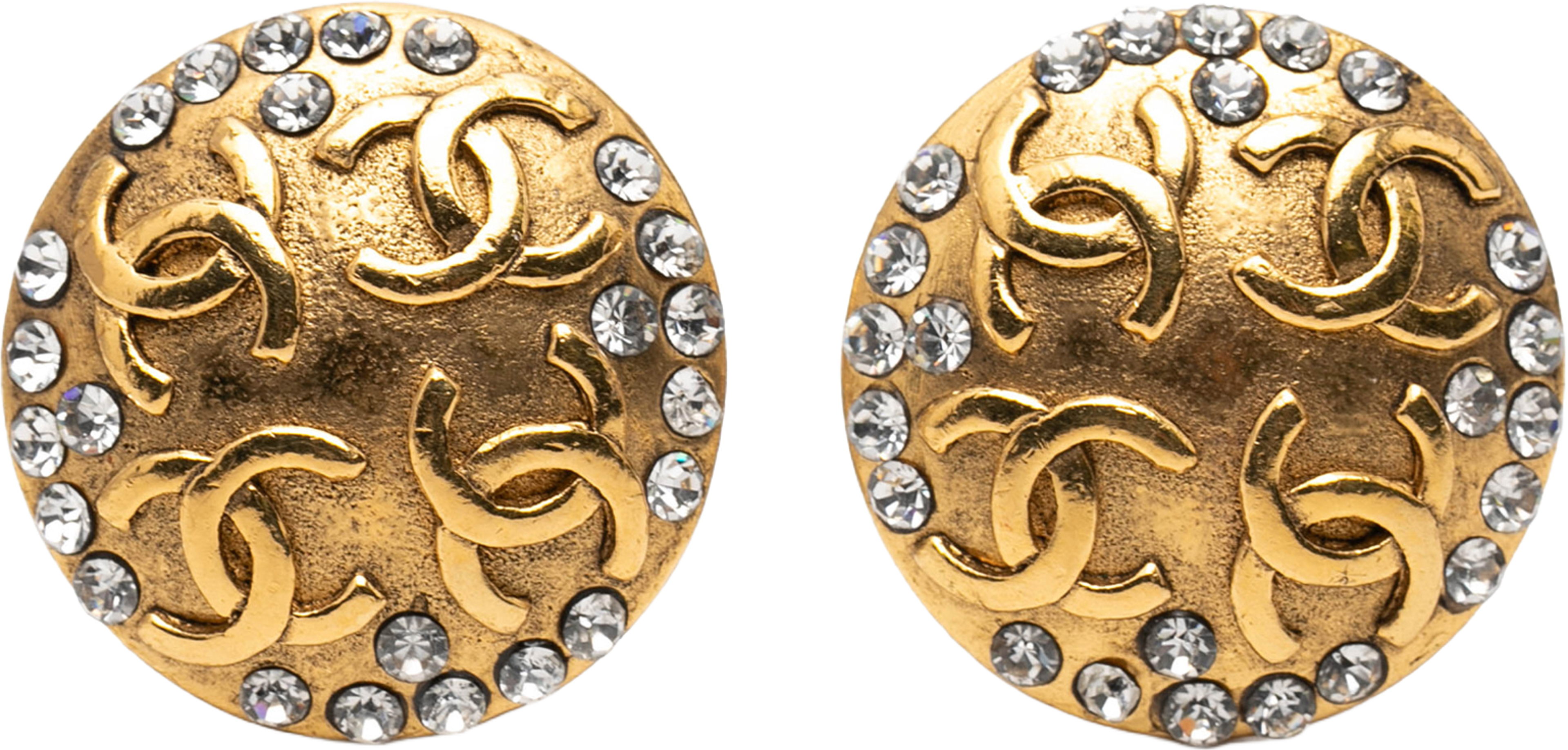 Chanel Gold Plated Cc Crystal Round Clip On Earrings, från Luxclusif, i färgen gold. Klicka för att öppna bilden i stort format