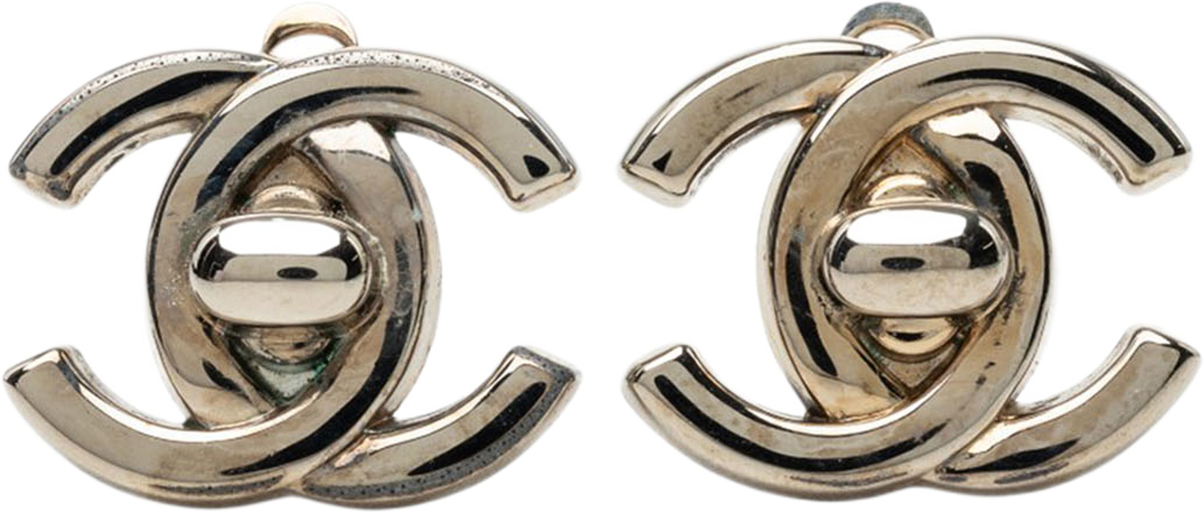 Chanel Cc Brass Turn Lock Clip On Earrings, från Luxclusif, i färgen silver. Klicka för att öppna bilden i stort format