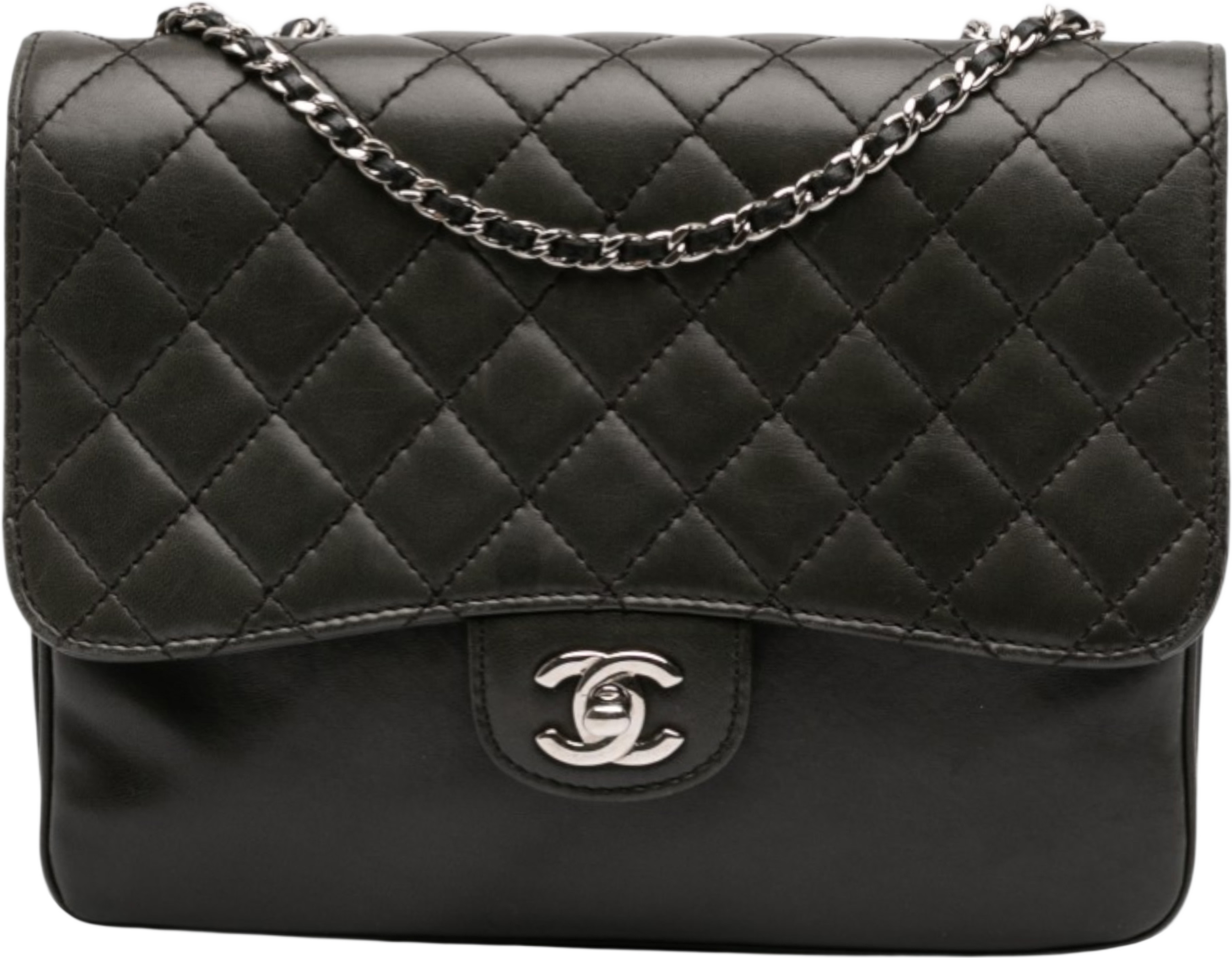 Chanel Medium Quilted Lambskin Clams Pocket Flap, från Luxclusif, i färgen black. Klicka för att öppna bilden i stort format