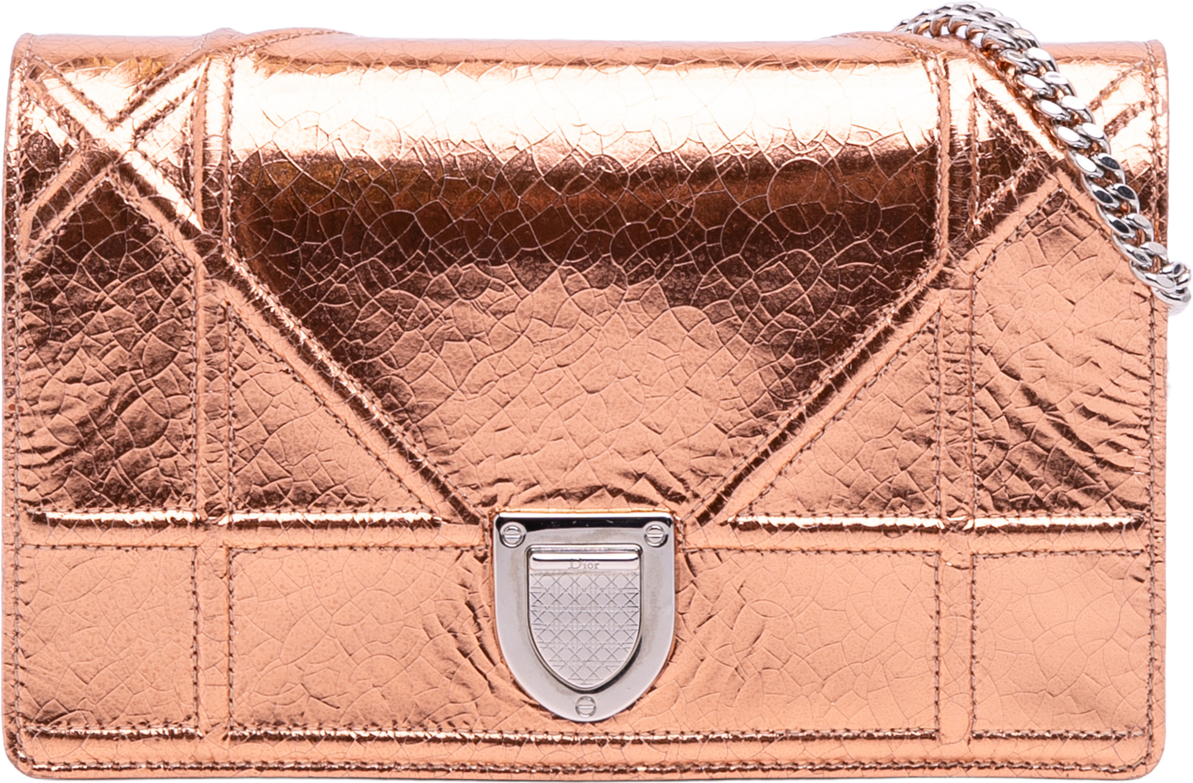 Dior Metallic Ceramic Effect Deerskin Diorama Wallet On Chain, från Luxclusif, i färgen gold. Klicka för att öppna bilden i stort format