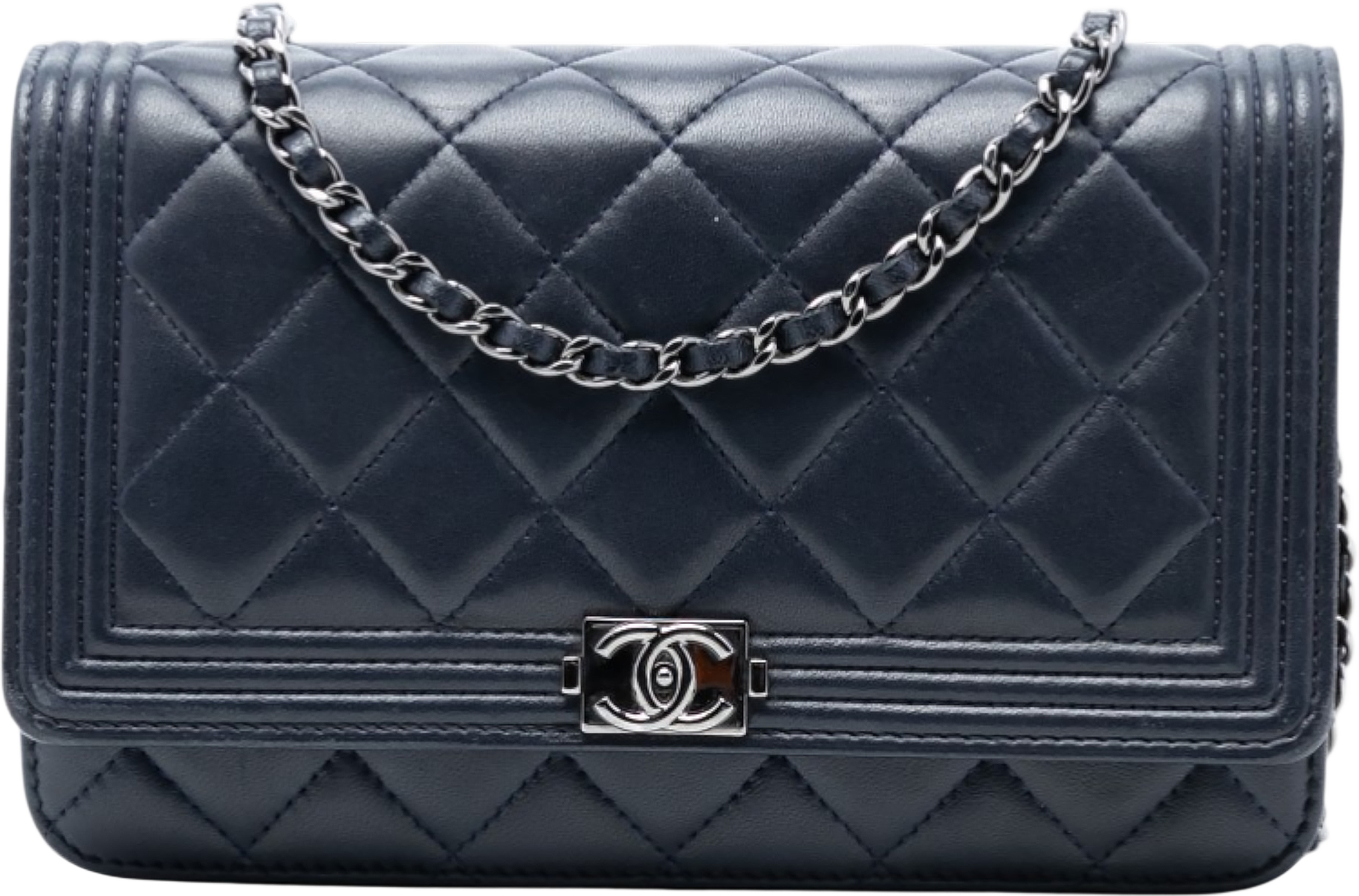 Chanel Quilted Lambskin Boy Wallet On Chain, från Luxclusif, i färgen navy. Klicka för att öppna bilden i stort format