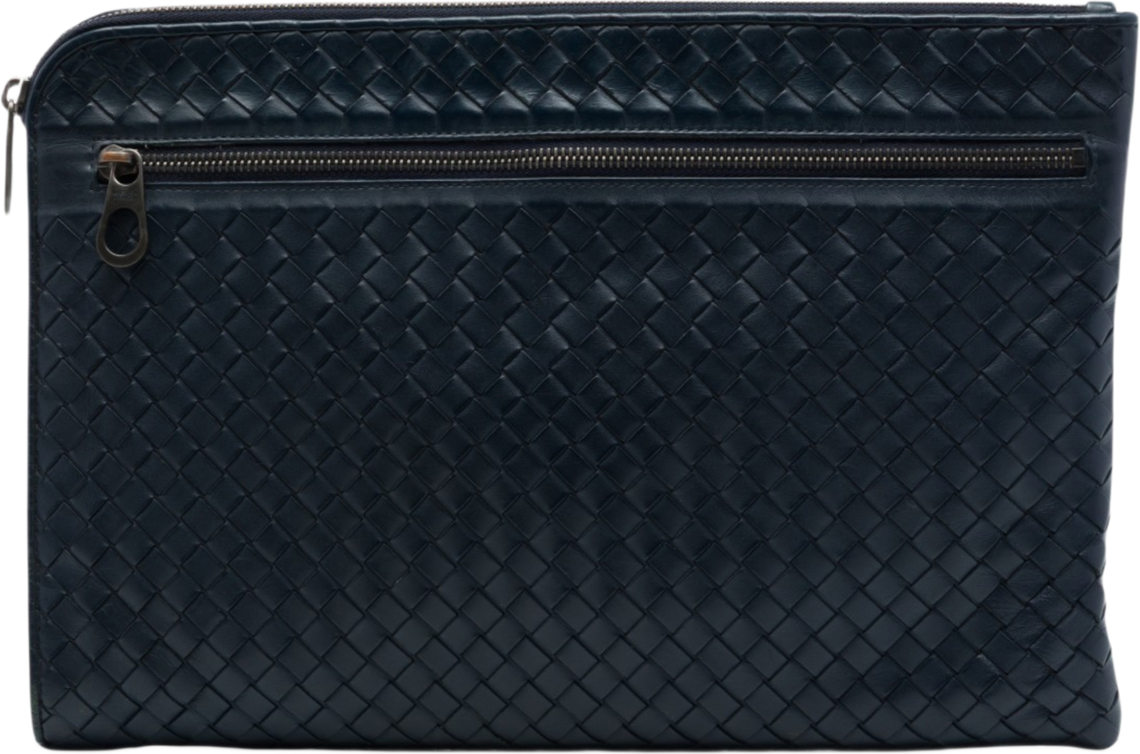 Bottega Veneta Nappa Intrecciato Clutch, från Luxclusif, i färgen blå. Klicka för att öppna bilden i stort format