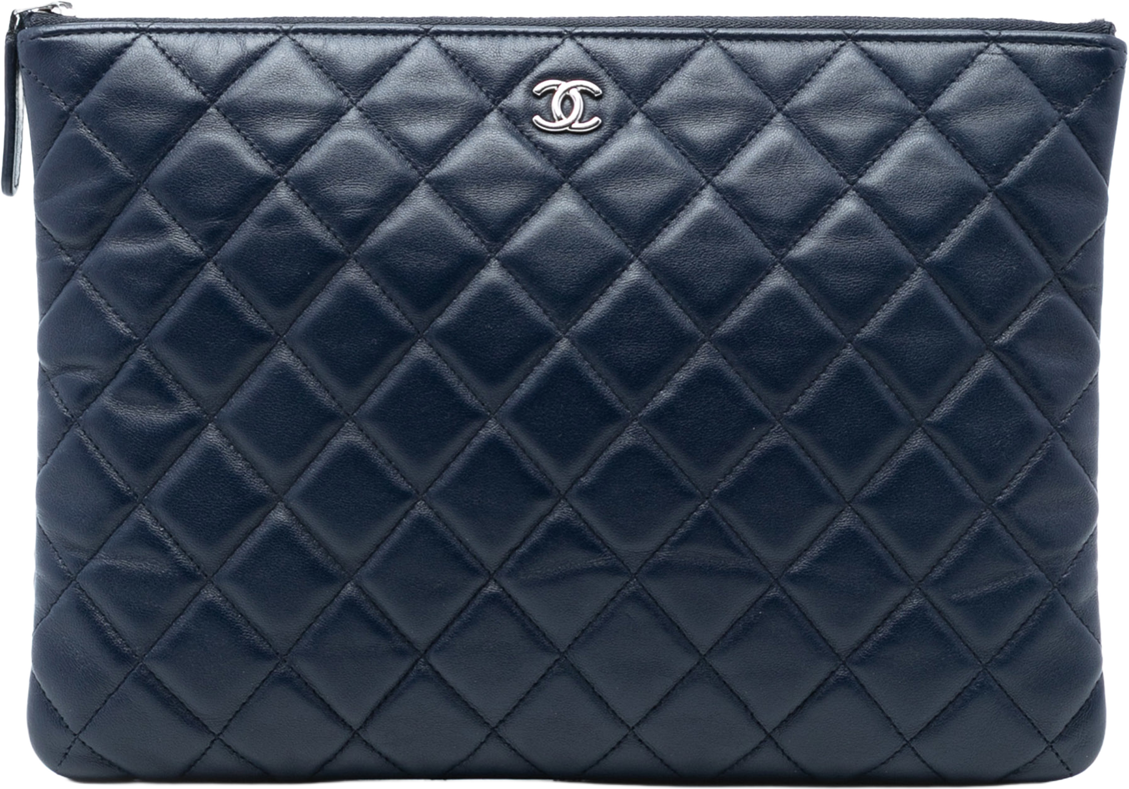Chanel Medium Quilted Lambskin O Case Clutch, från Luxclusif, i färgen navy. Klicka för att öppna bilden i stort format