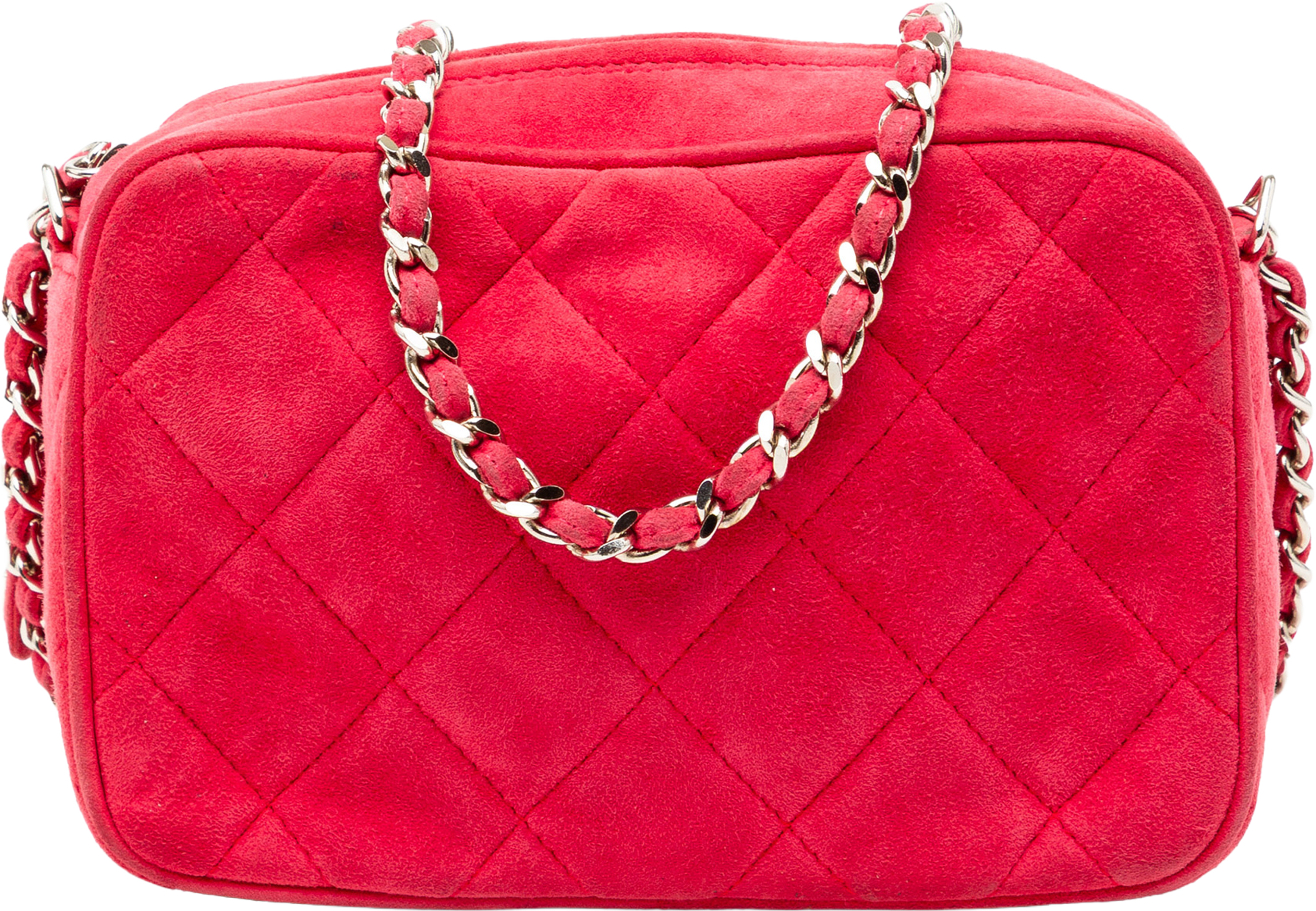 Chanel Quilted Suede Camera Bag, från Luxclusif, i färgen red. Klicka för att öppna bilden i stort format