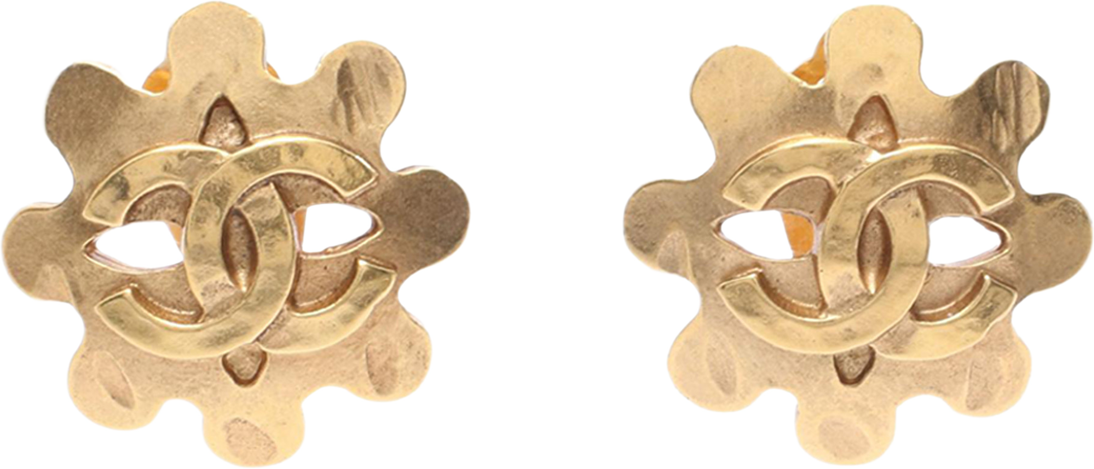 Chanel Cc Gold Plated Flower Clip On Earrings, från Luxclusif, i färgen guld. Klicka för att öppna bilden i stort format